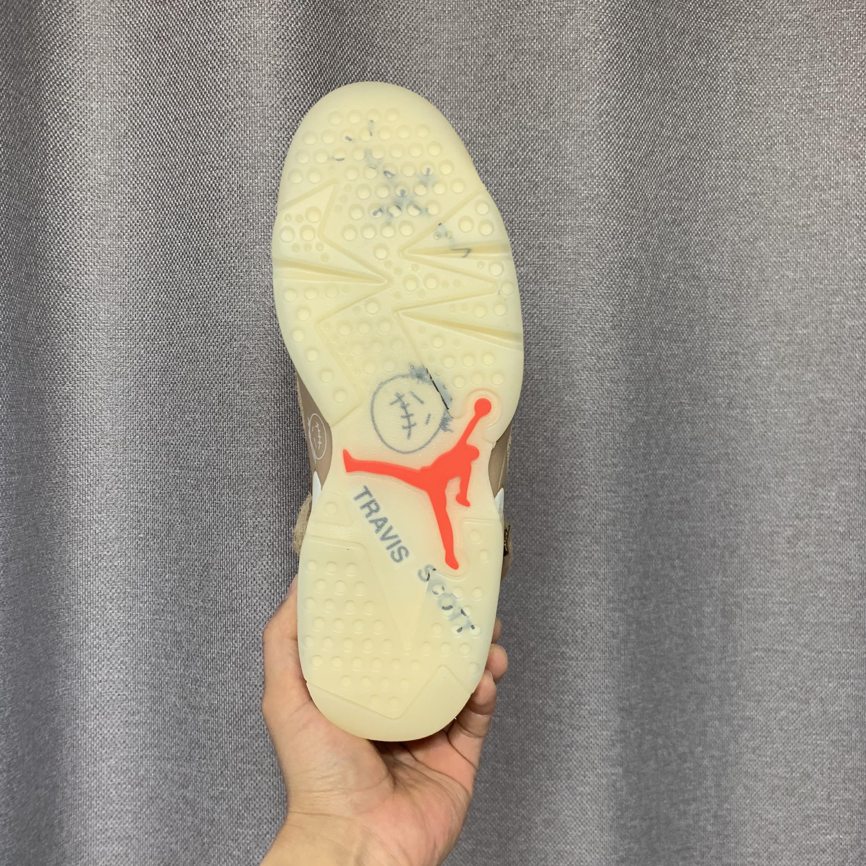 Jordan 6 x Travis Scott Retro SP British Khaki 착용 스타일 - 3