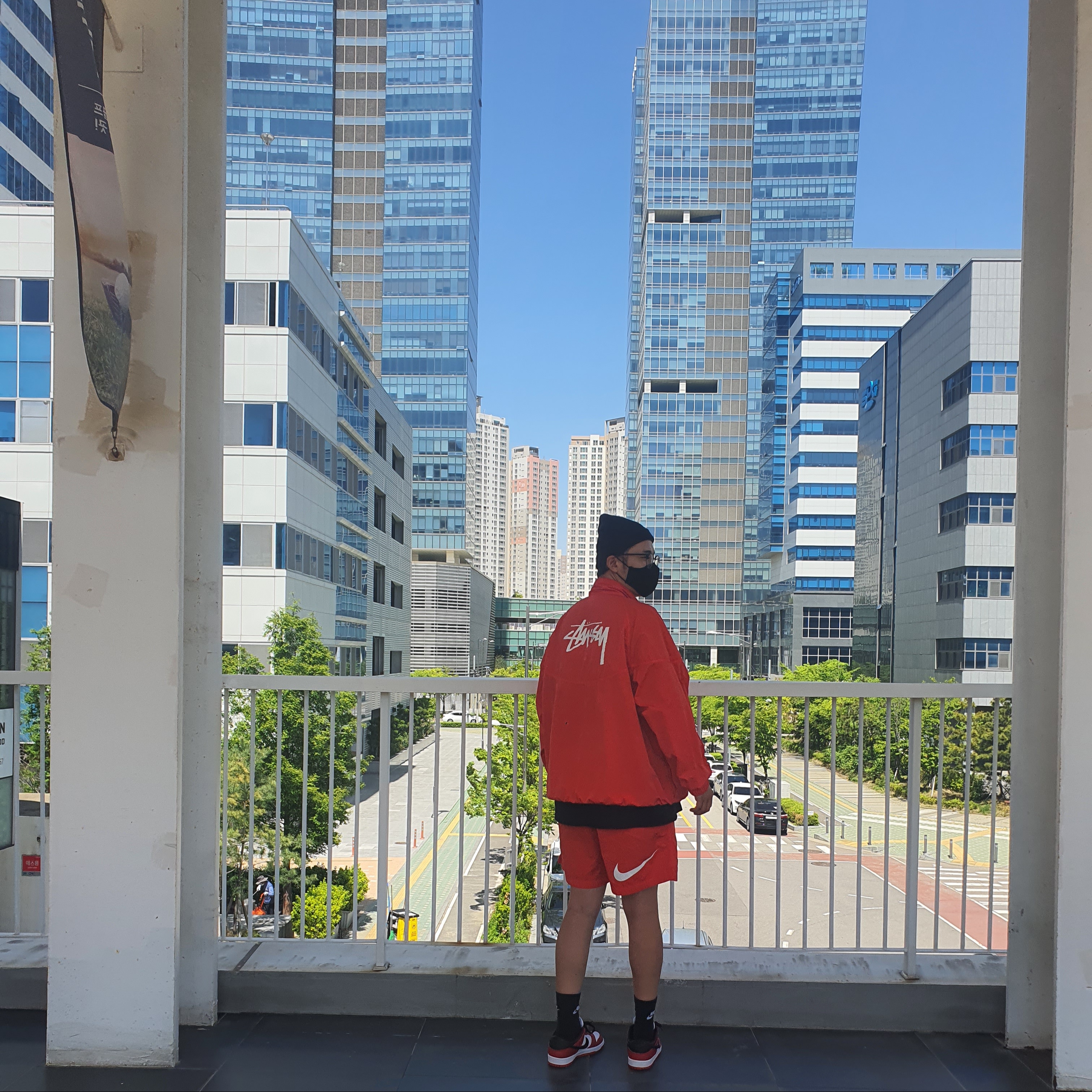 Nike x Stussy Windrunner Jacket Habanero Red, Nike x Stussy Water Shorts Habanero Red 착용 스타일