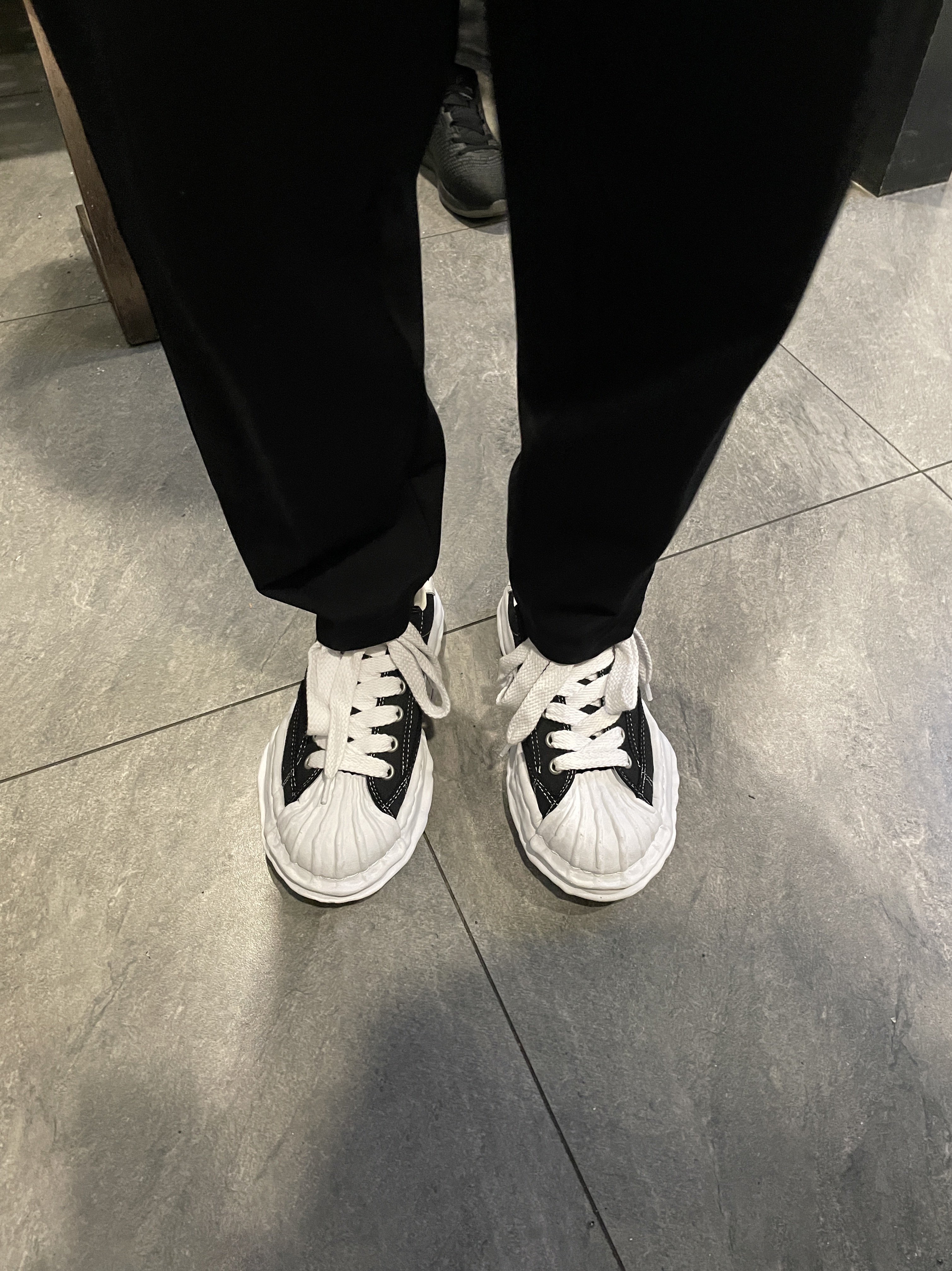 Maison Mihara Yasuhiro Blakey OG Sole Canvas Low-top Sneakers Black, Jordan 1 Retro High OG Black Mocha 착용 스타일 - 2