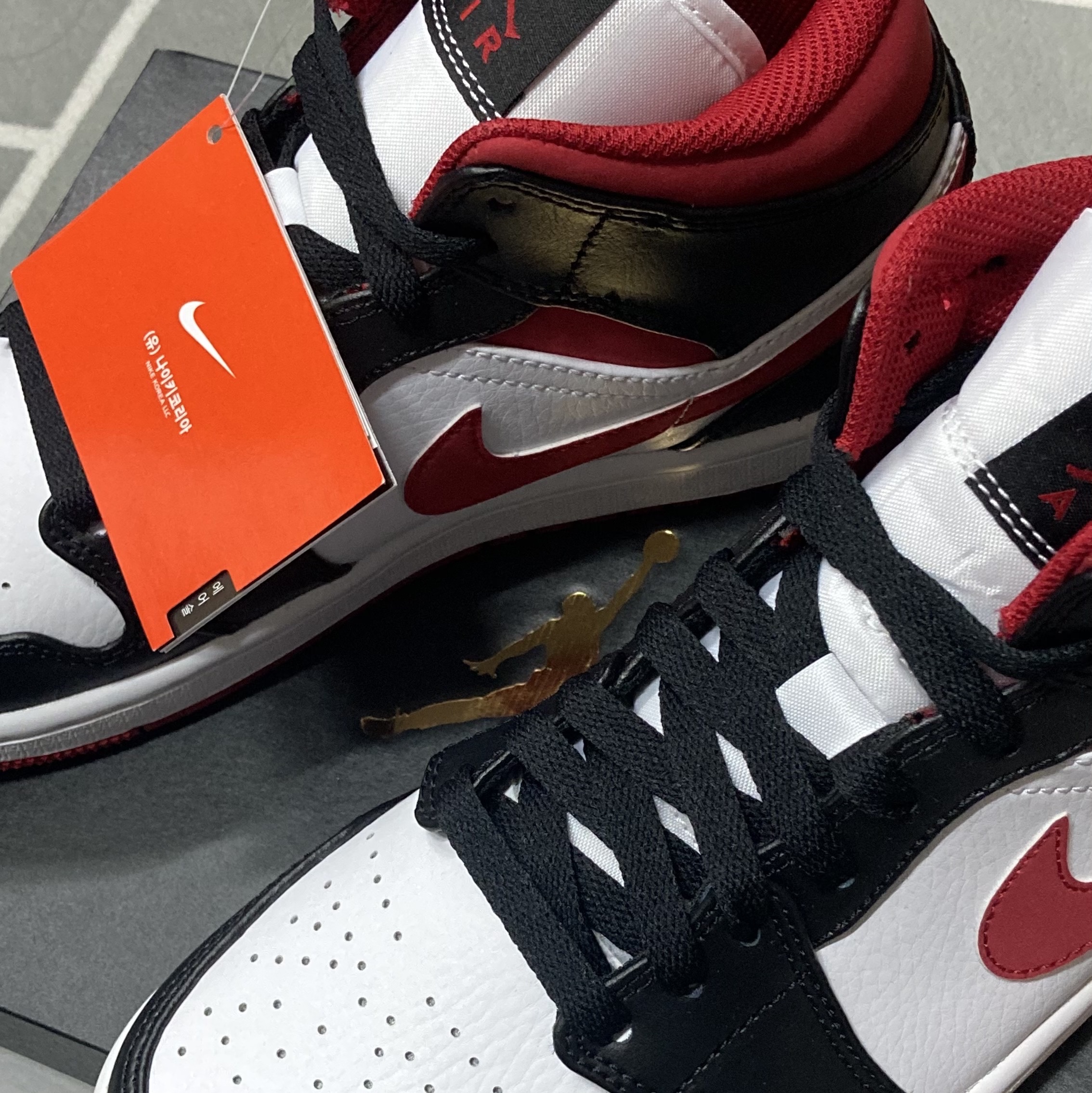 Jordan 1 Mid Gym Red Black White 착용 스타일