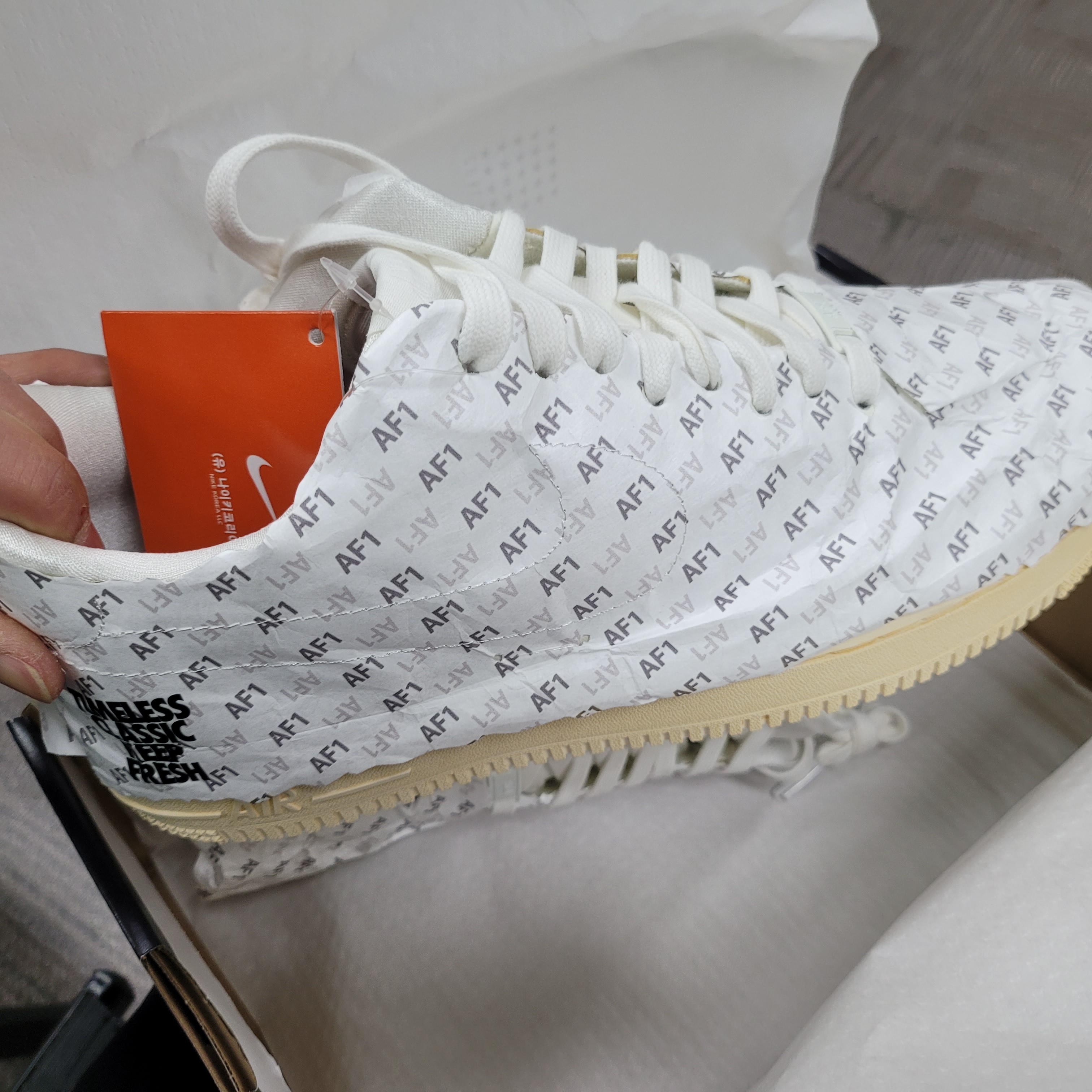 Nike Asuna Slide Pale Ivory Rattan, Nike Air Force 1 '07 LV8 Timeless Classic 착용 스타일 - 4