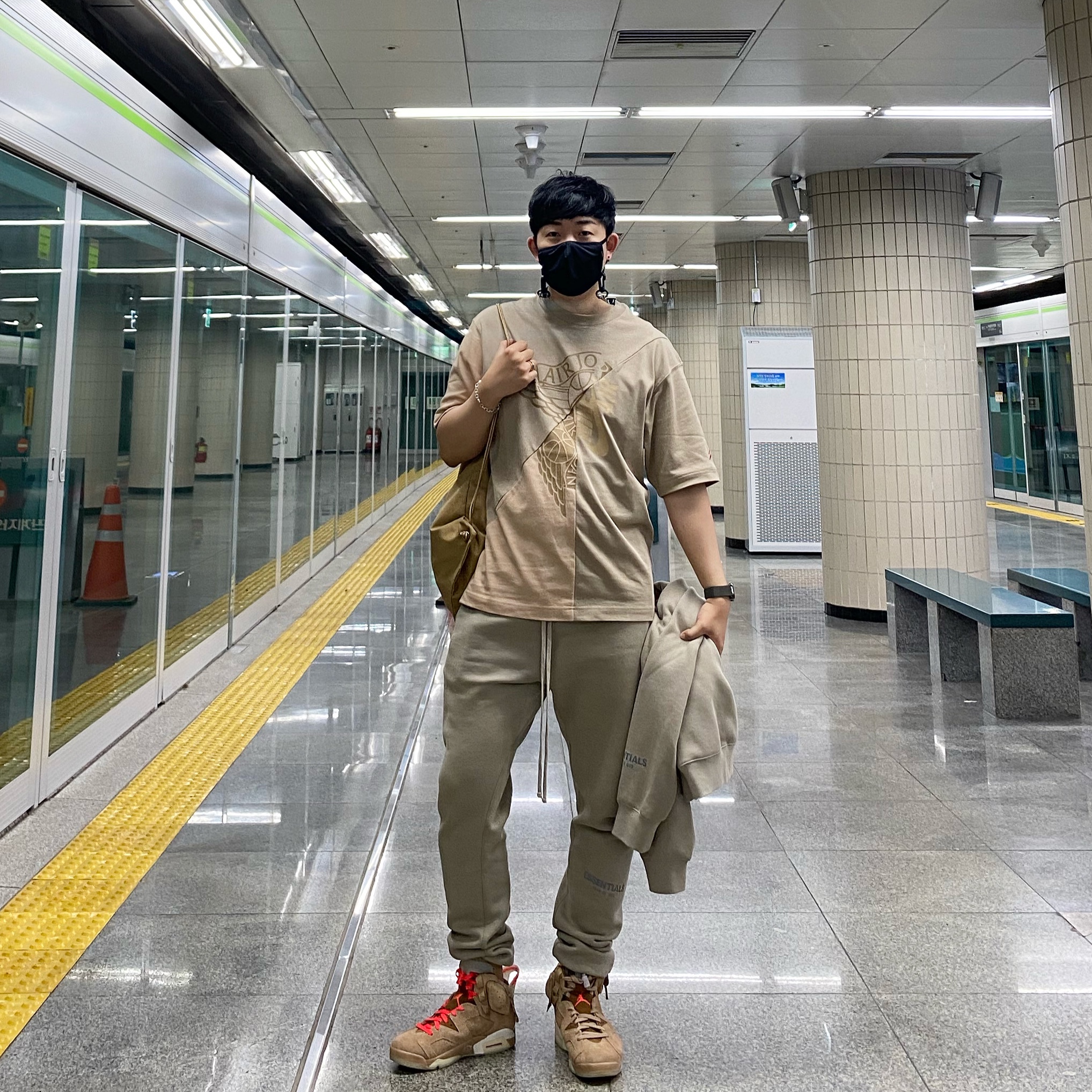 Jordan x Travis Scott S/S Top - Asia, Jordan 6 x Travis Scott Retro SP British Khaki 착용 스타일