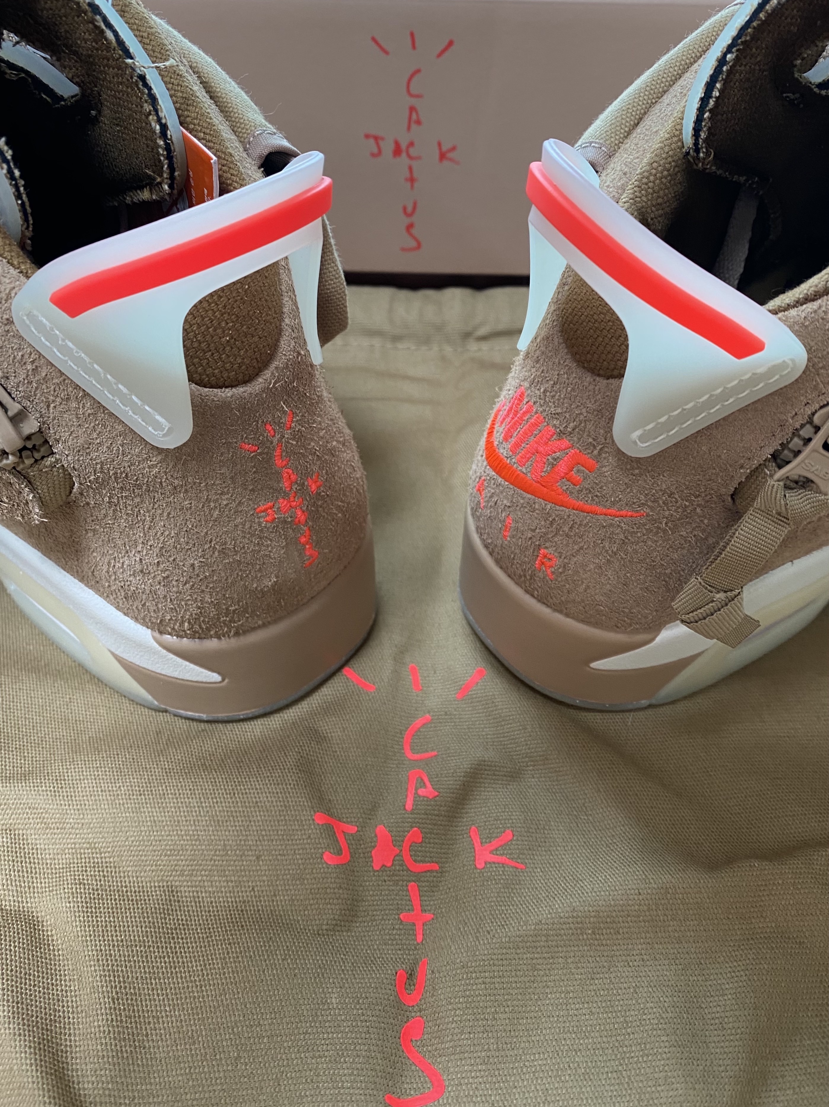 Jordan 6 x Travis Scott Retro SP British Khaki 착용 스타일 - 1