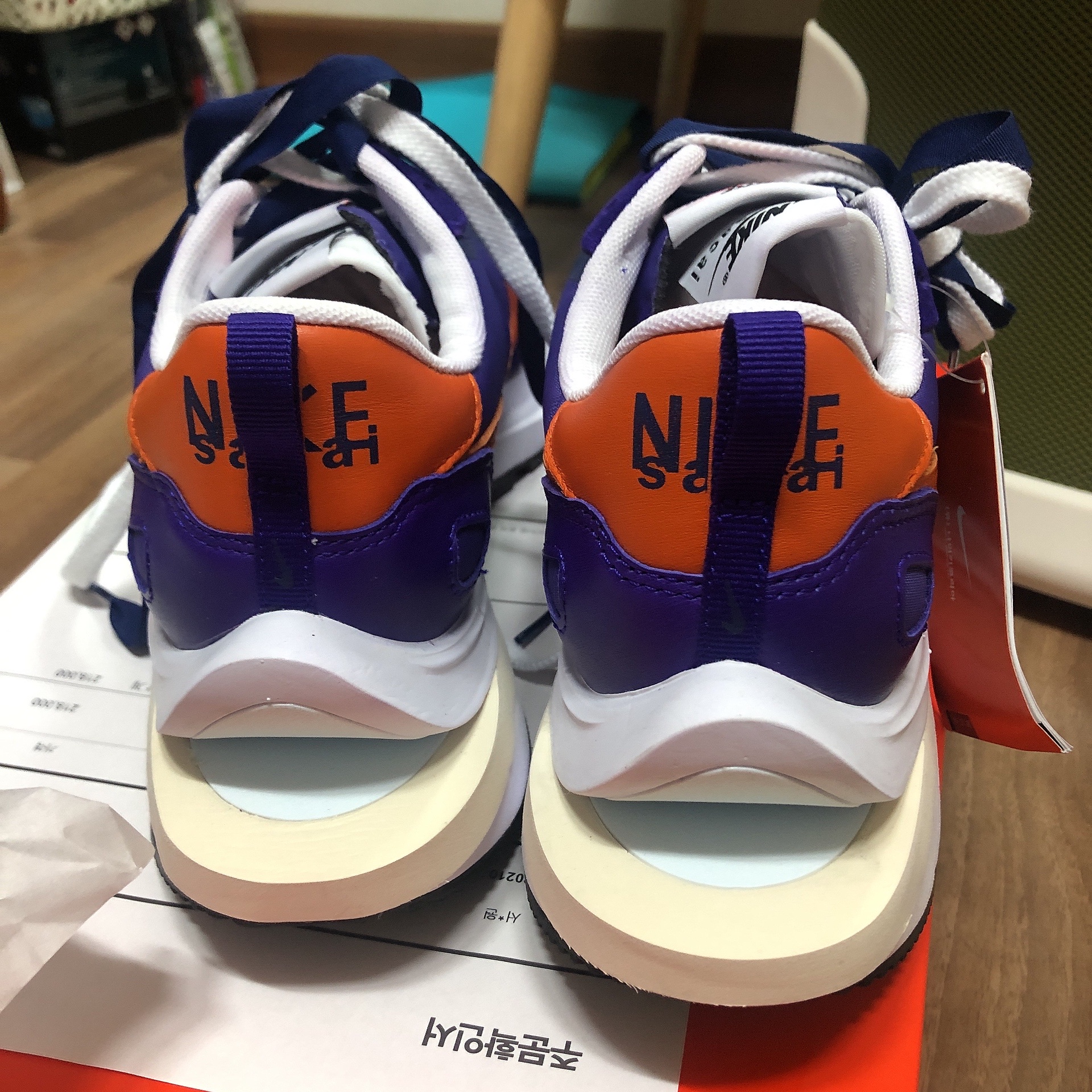 Nike x Sacai VaporWaffle Dark Iris 착용 스타일 - 3