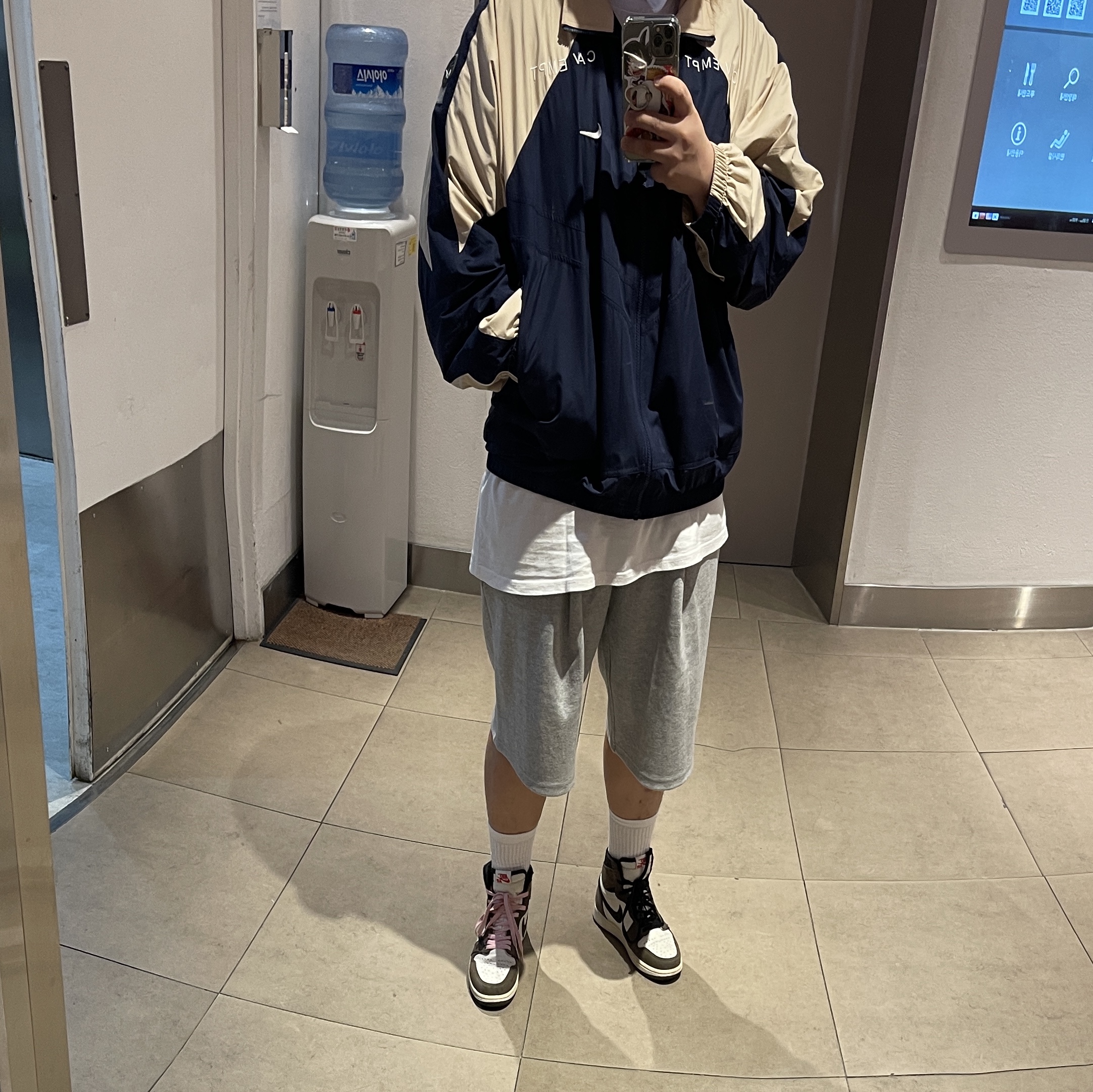 Jordan 1 x Travis Scott Retro High OG SP Mocha, Nike x Cav Empt Track Jacket Navy 착용 스타일