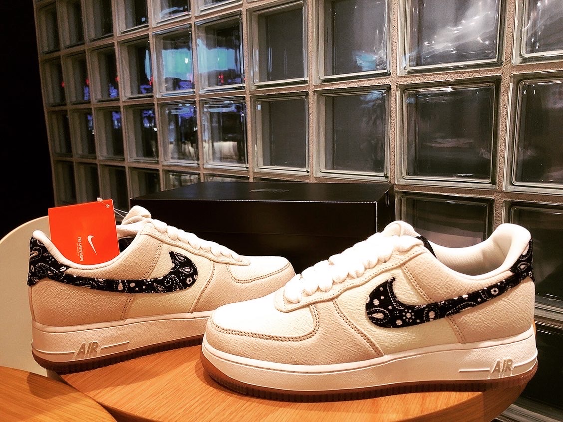 Nike Air Force 1 '07 LV8 Paisley Swoosh 착용 스타일 - 1