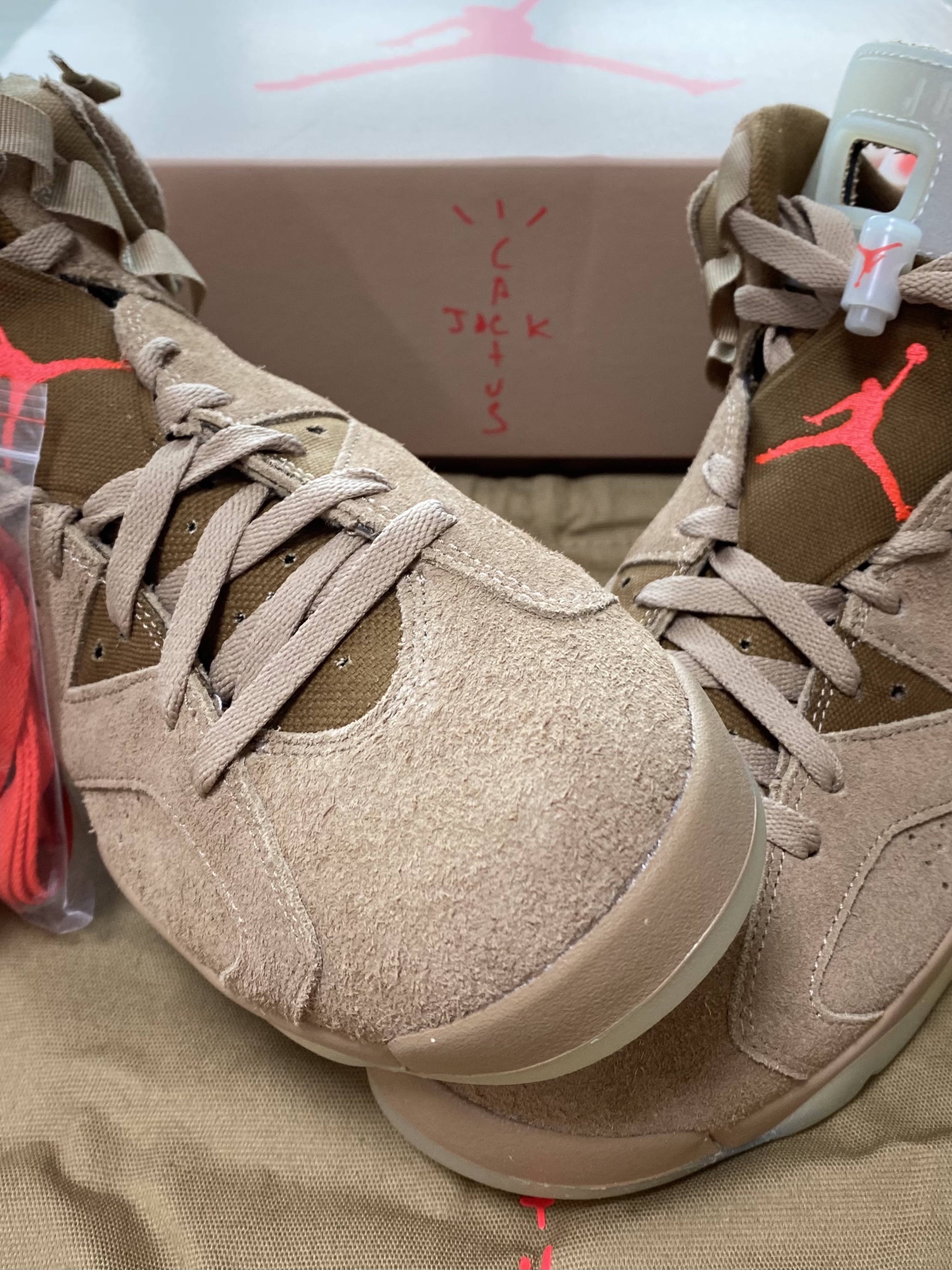 Jordan 6 x Travis Scott Retro SP British Khaki 착용 스타일 - 3