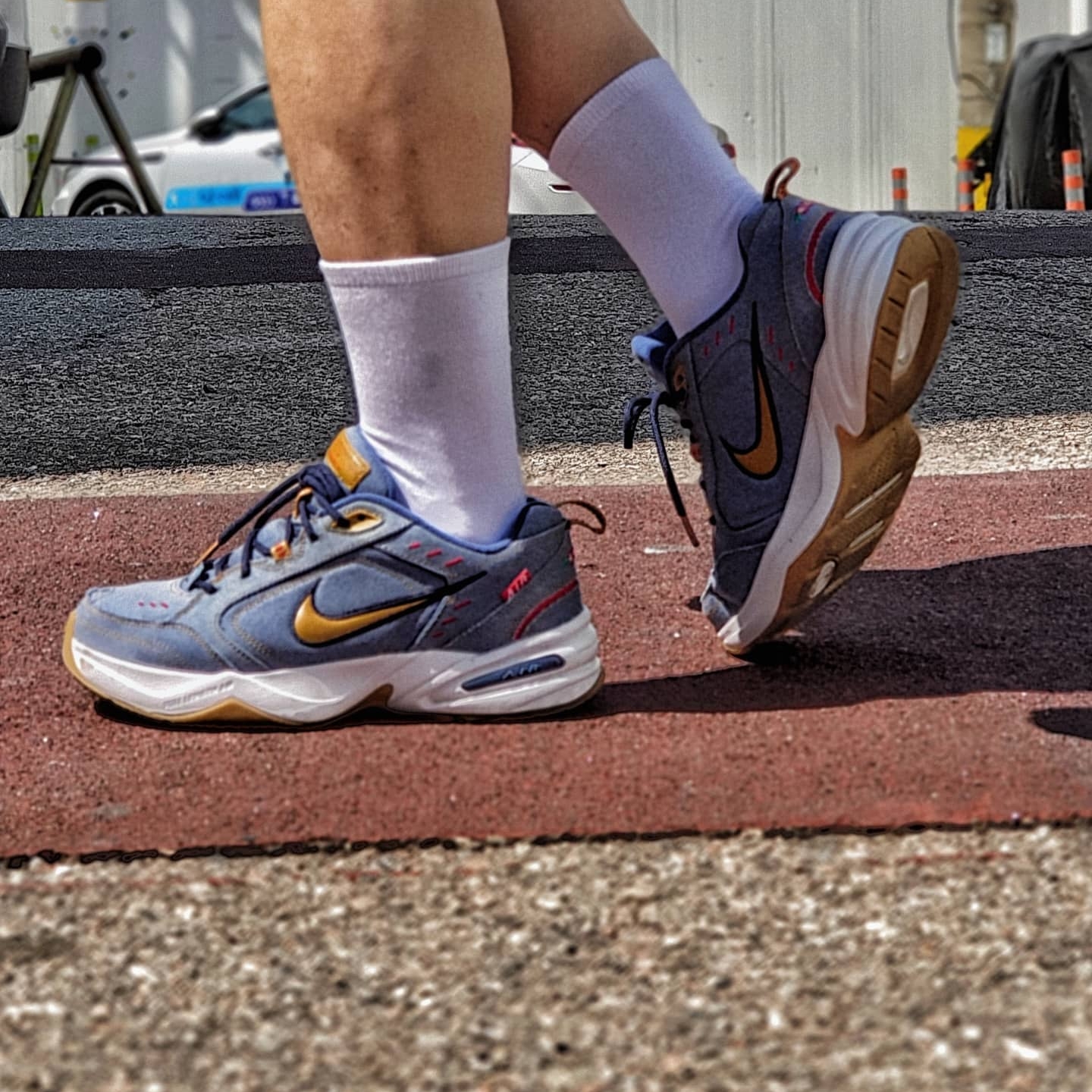 Nike Air Monarch IV White Navy 착용 스타일 - 3