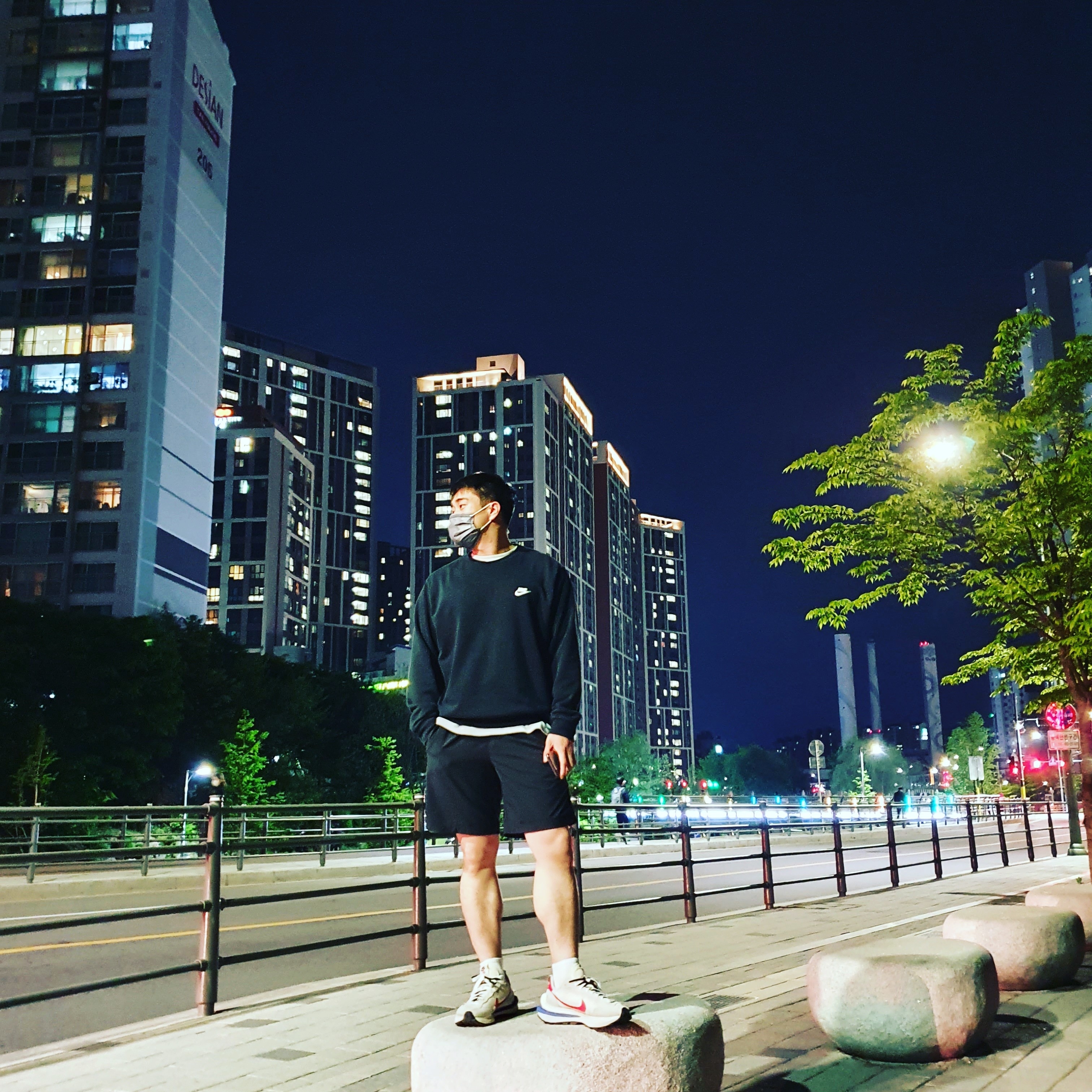 Nike x Sacai VaporWaffle Royal Fuchsia 착용 스타일
