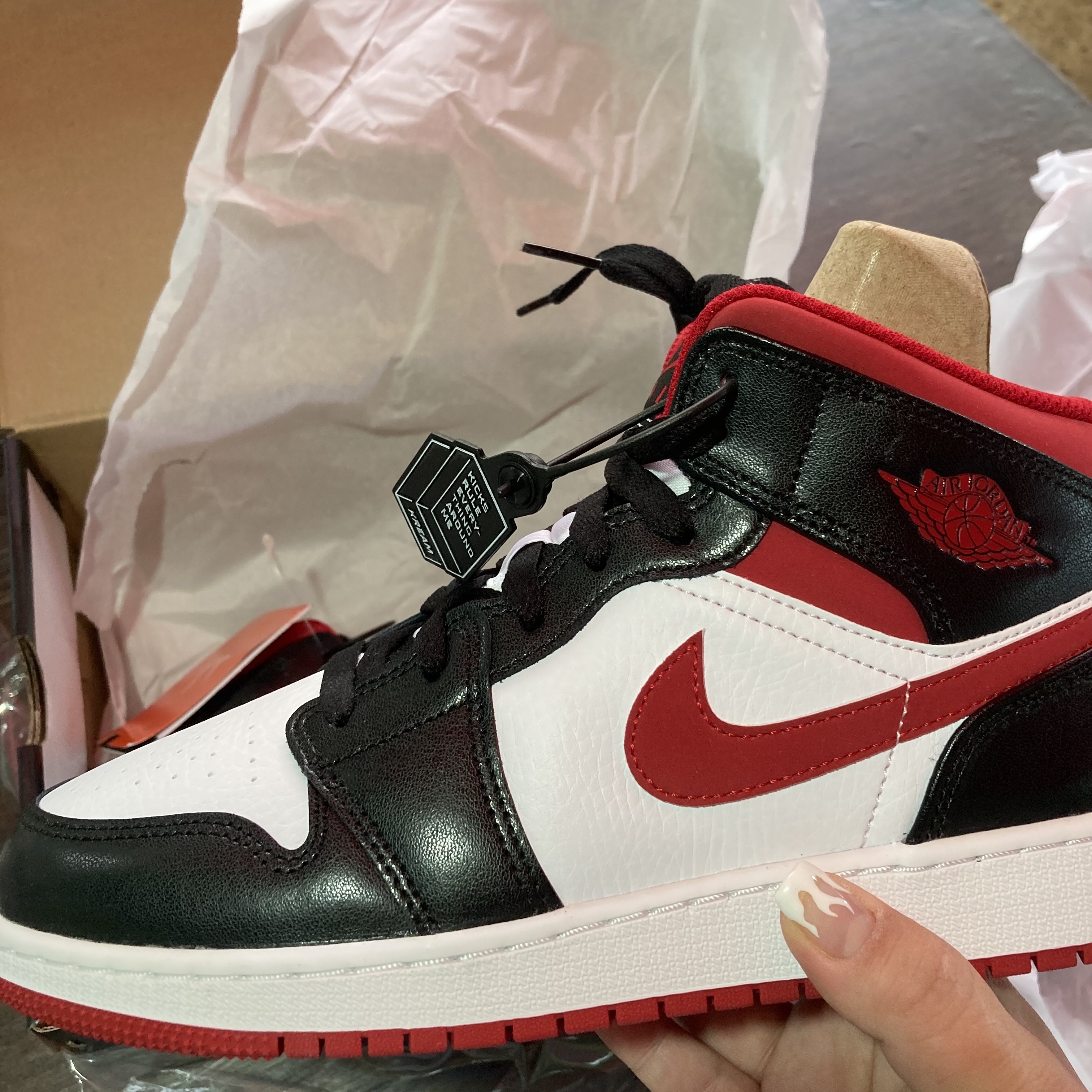 Jordan 1 Mid Gym Red Black White 착용 스타일
