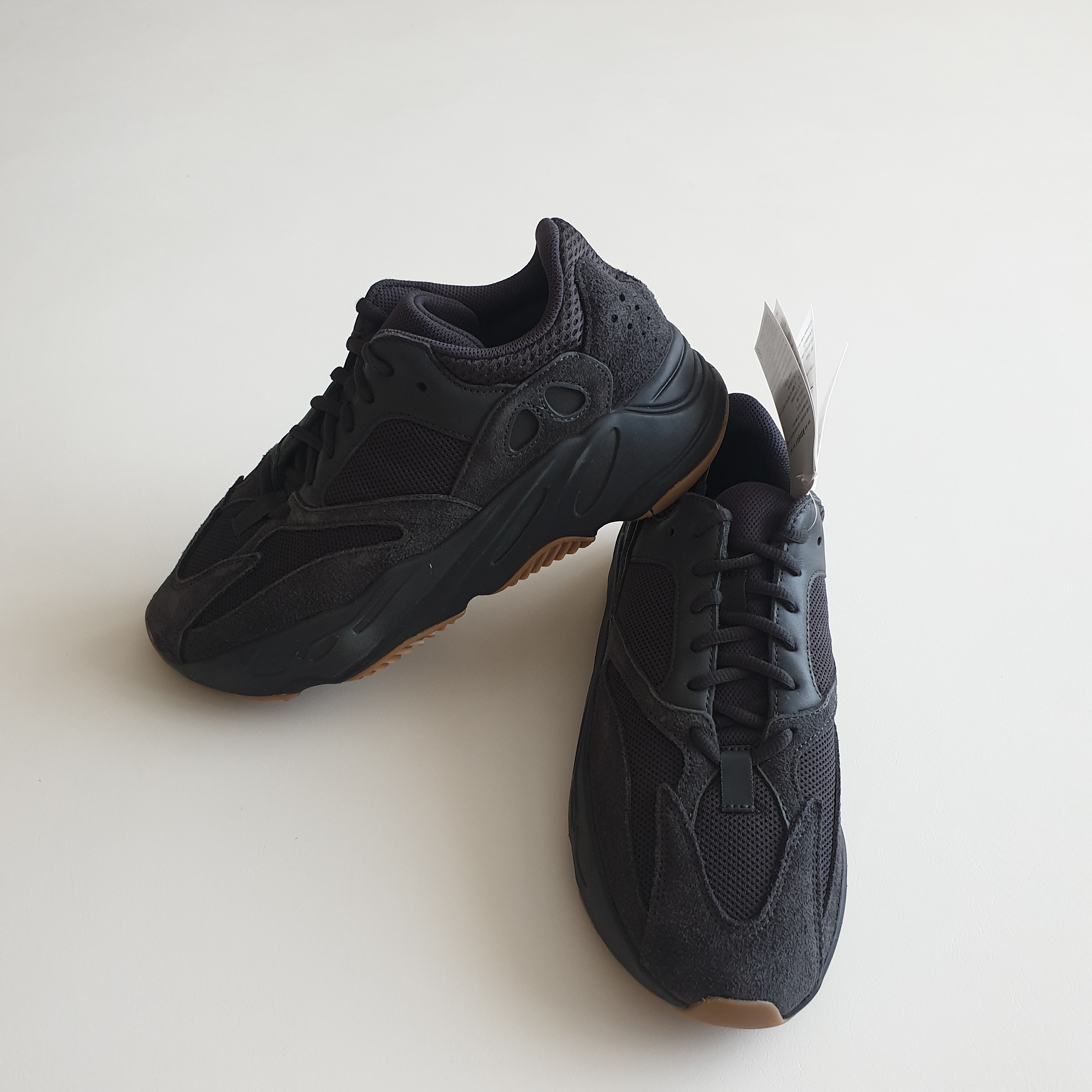 Adidas Yeezy Boost 700 MNVN Triple Black 착용 스타일