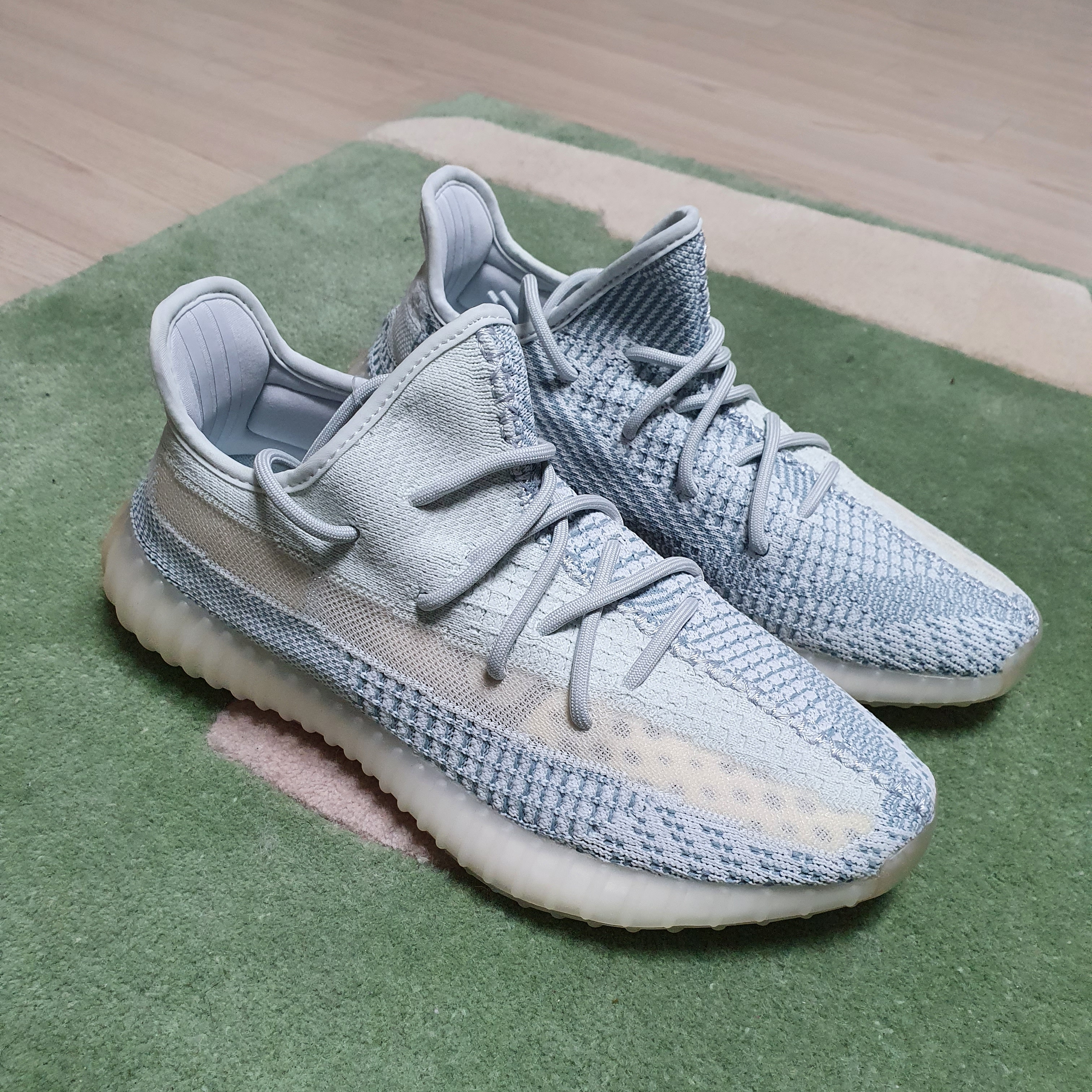 Adidas Yeezy Boost 350 V2 Cloud White - Non-Reflective 착용 스타일