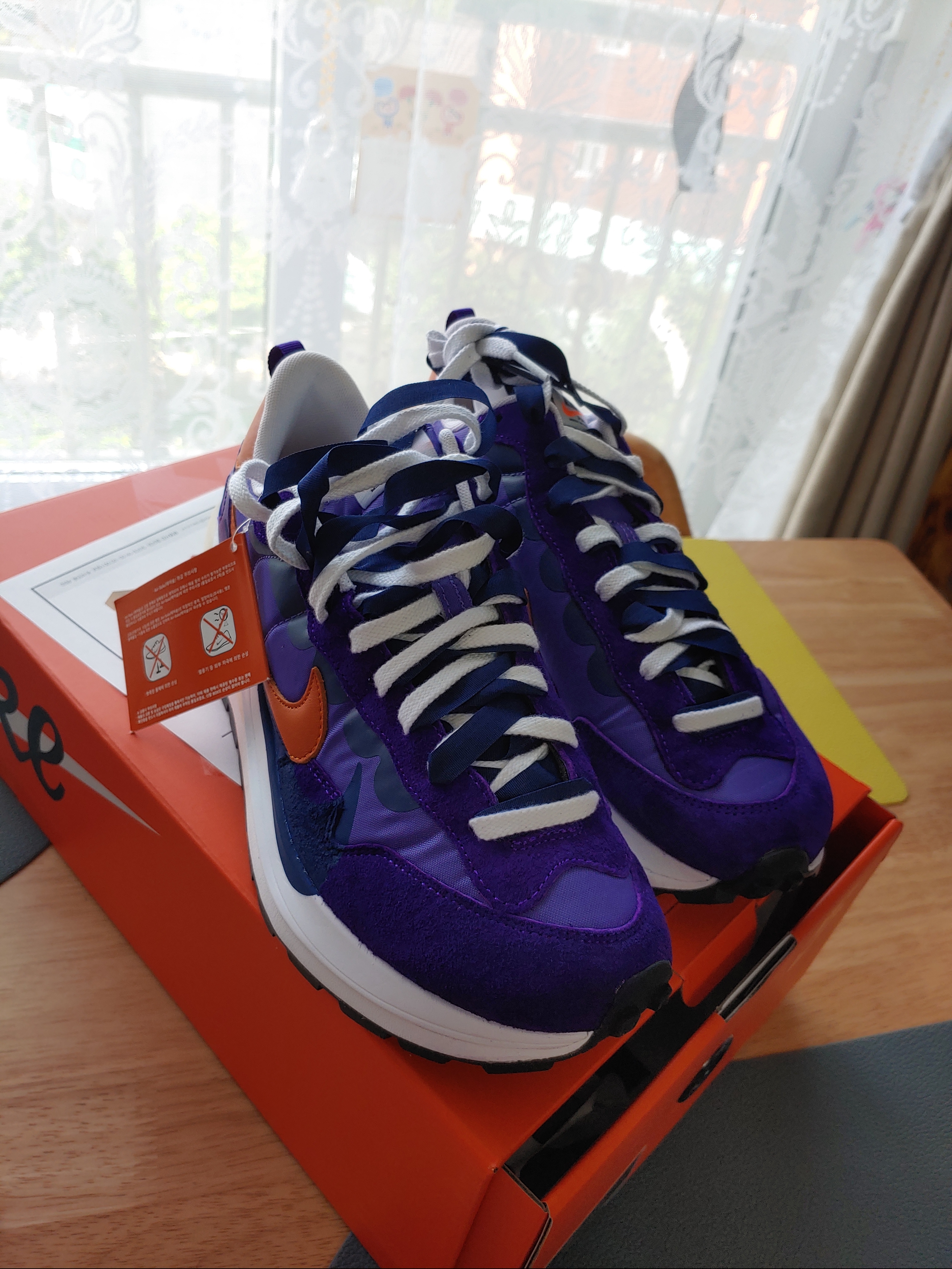 Nike x Sacai VaporWaffle Dark Iris 착용 스타일 - 3