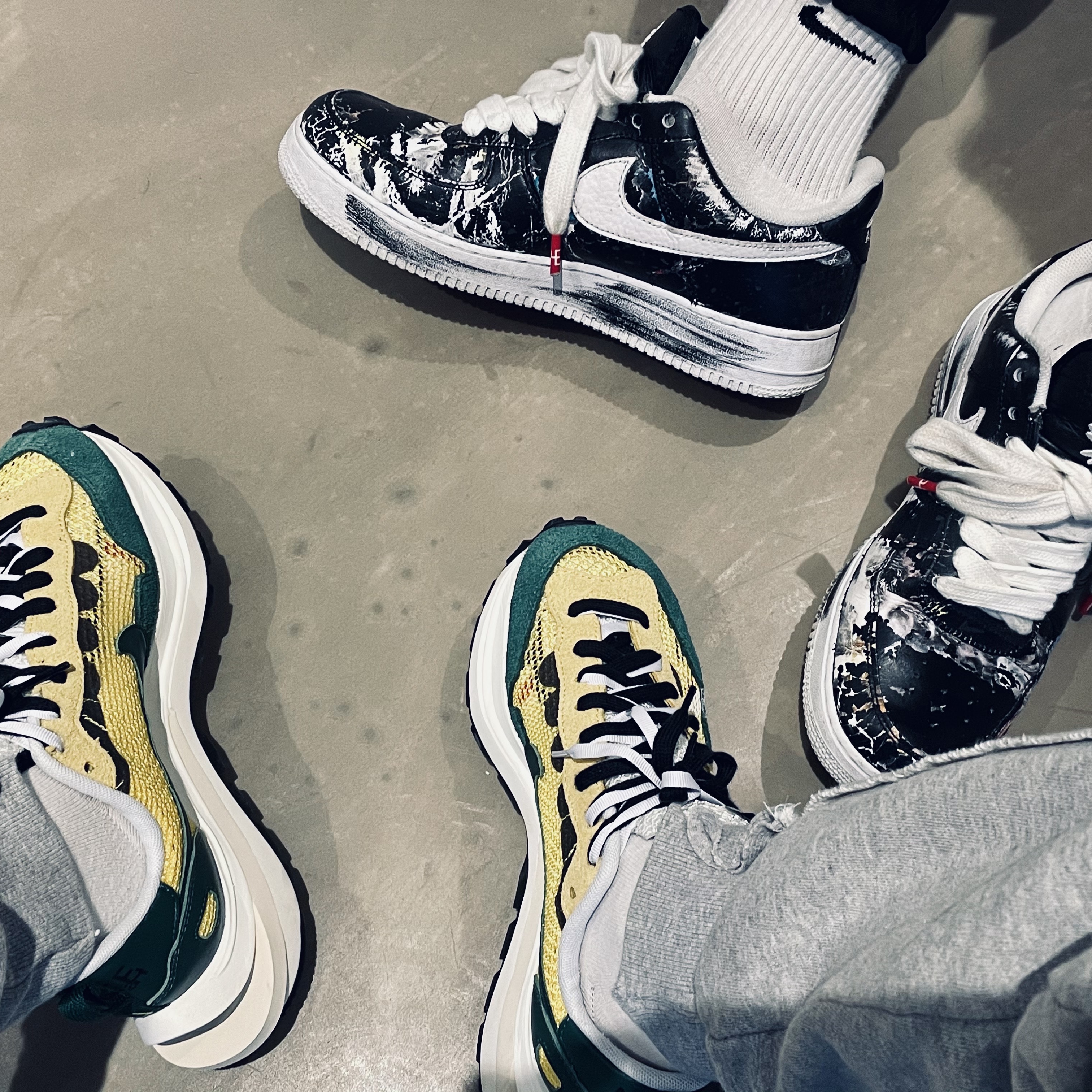 Nike x Sacai VaporWaffle Tour Yellow & Gorge Green Sail, Nike x Peaceminusone Air Force 1 Low Para-Noise 착용 스타일 - 2