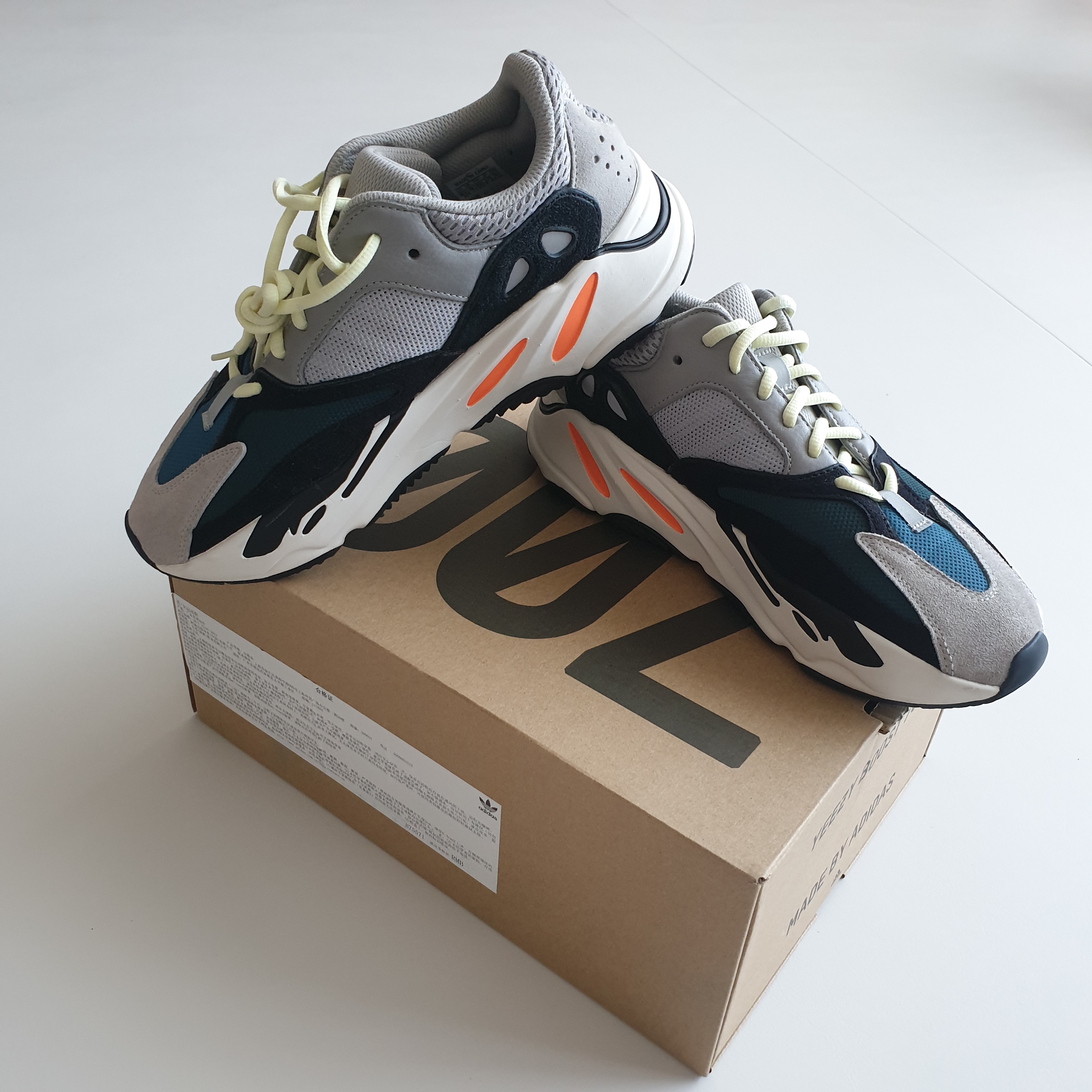 Adidas Yeezy Boost 700 Wave Runner Solid Grey 2017/2019 착용 스타일