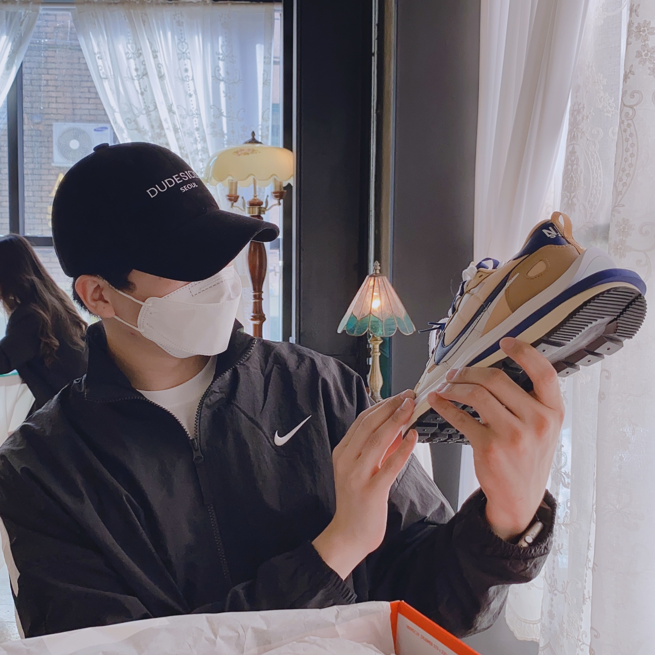 Nike x Sacai VaporWaffle Sesame and Blue Void 착용 스타일