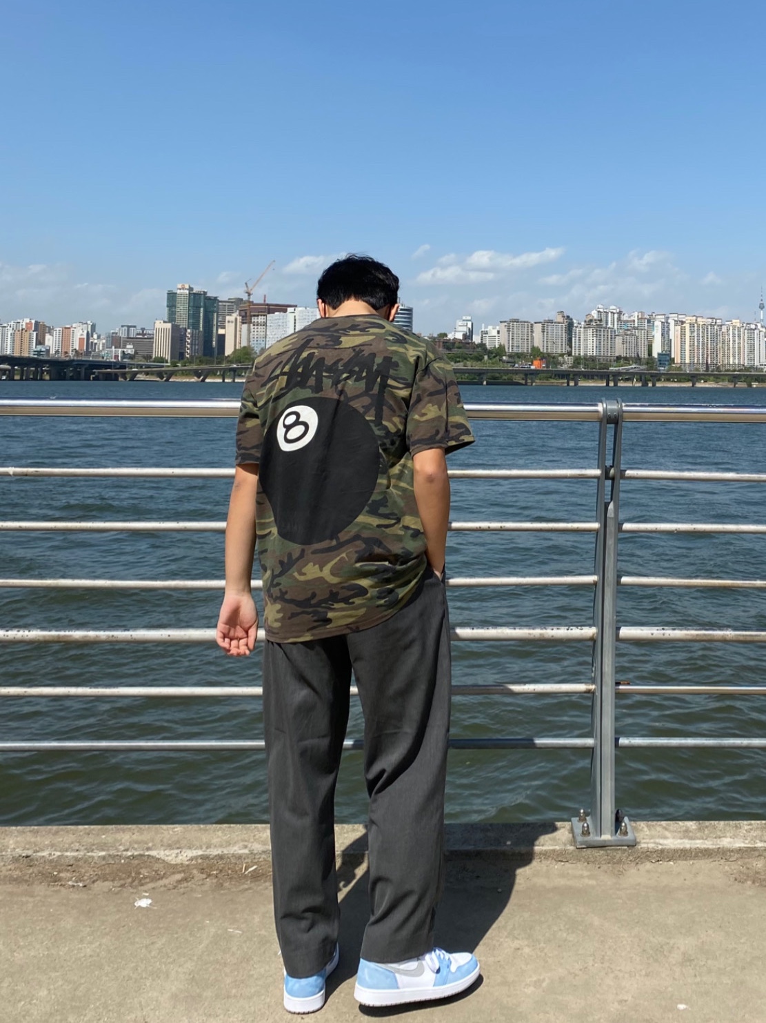 Jordan 1 Retro High OG Hyper Royal, Stussy 8 Ball T-Shirt Camo 착용 스타일