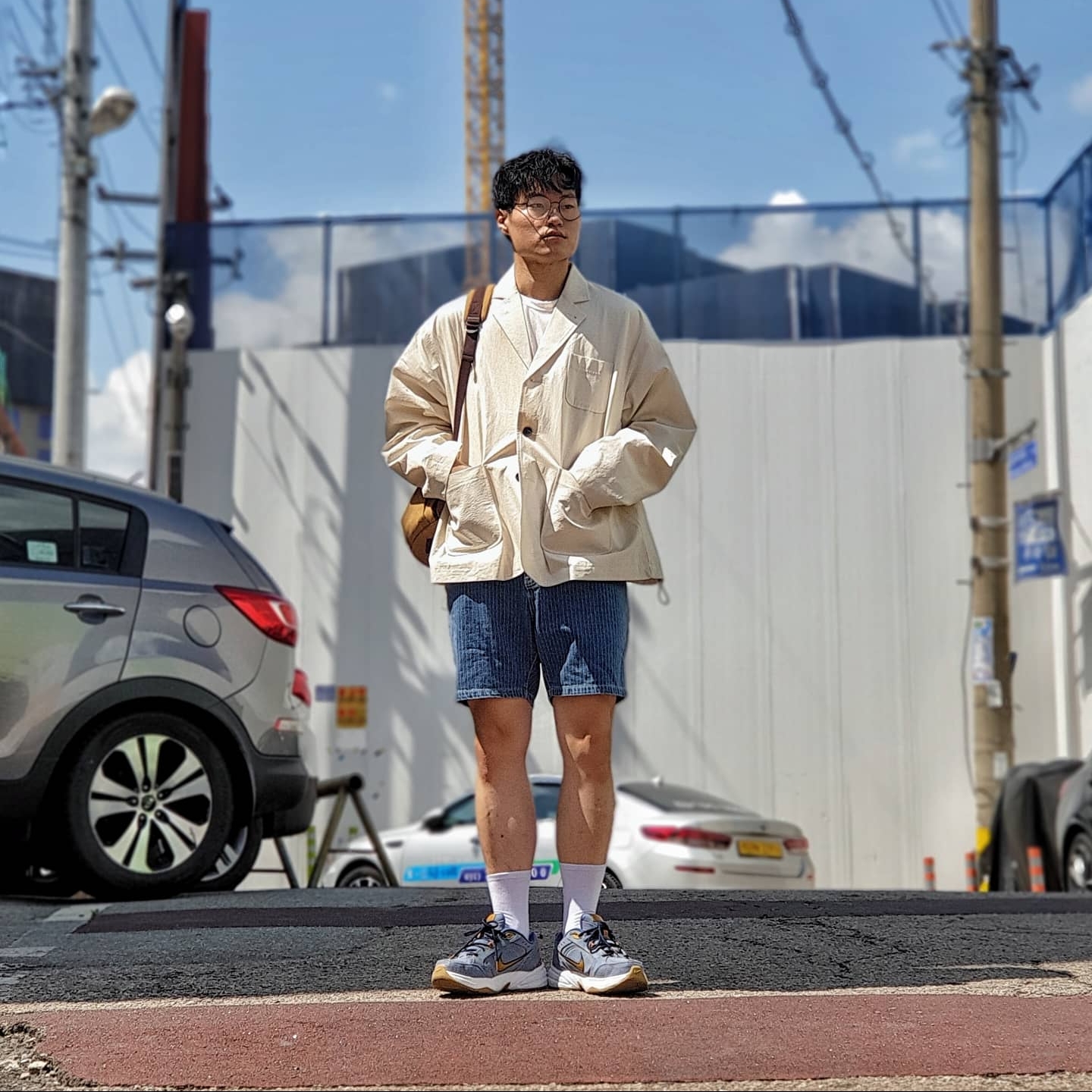 Nike Air Monarch IV White Navy 착용 스타일 - 1