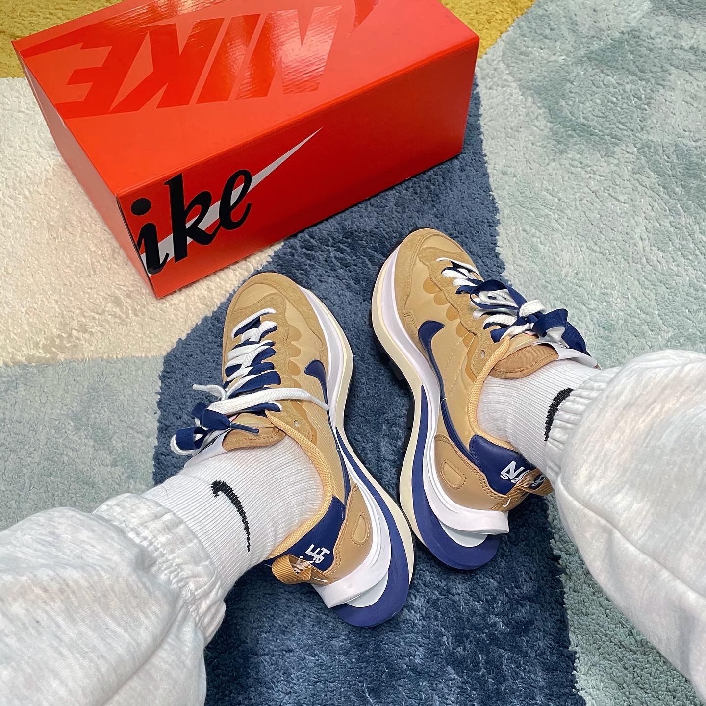 Nike x Sacai VaporWaffle Sesame and Blue Void 착용 스타일 - 1