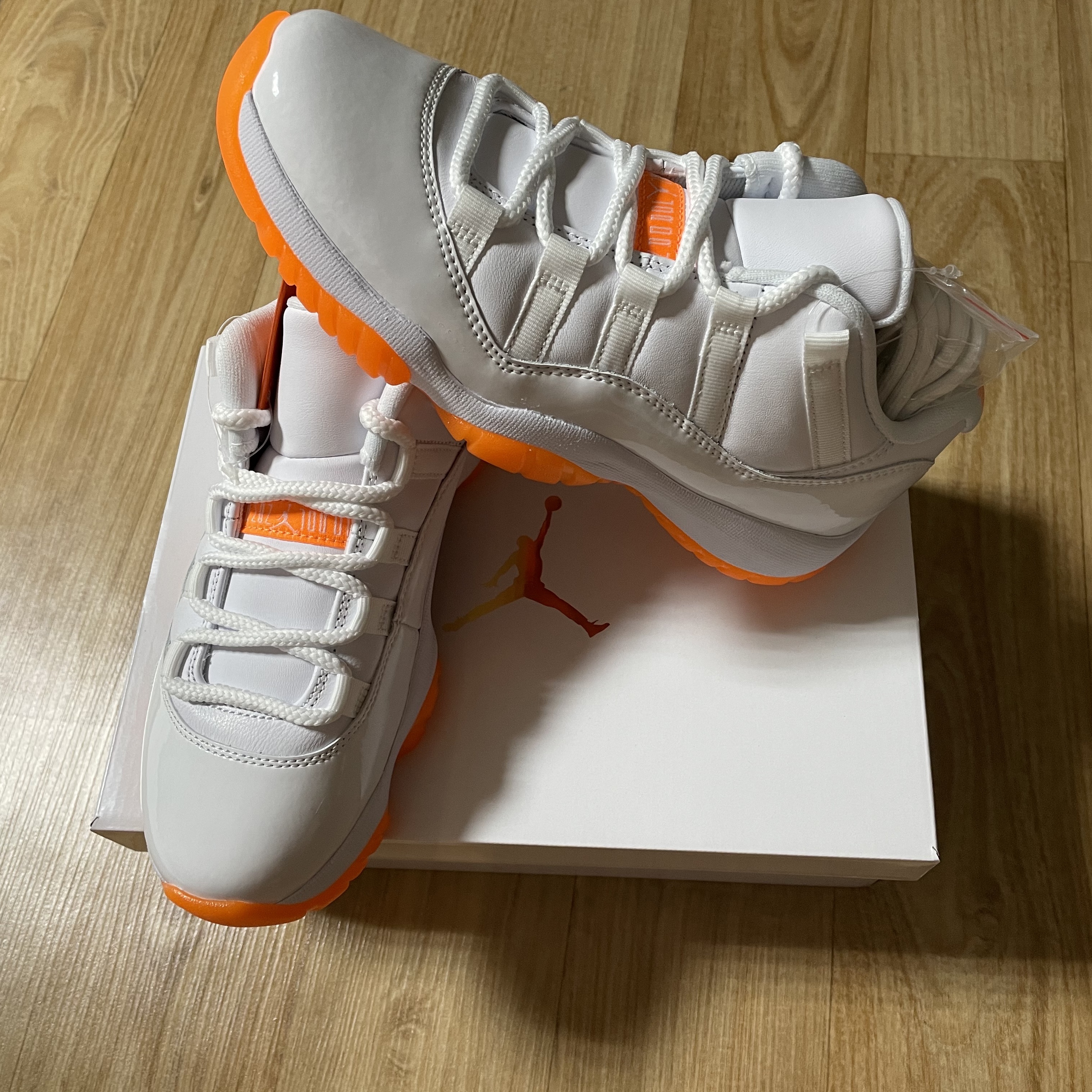 (W) Jordan 11 Retro Low Bright Citrus 착용 스타일