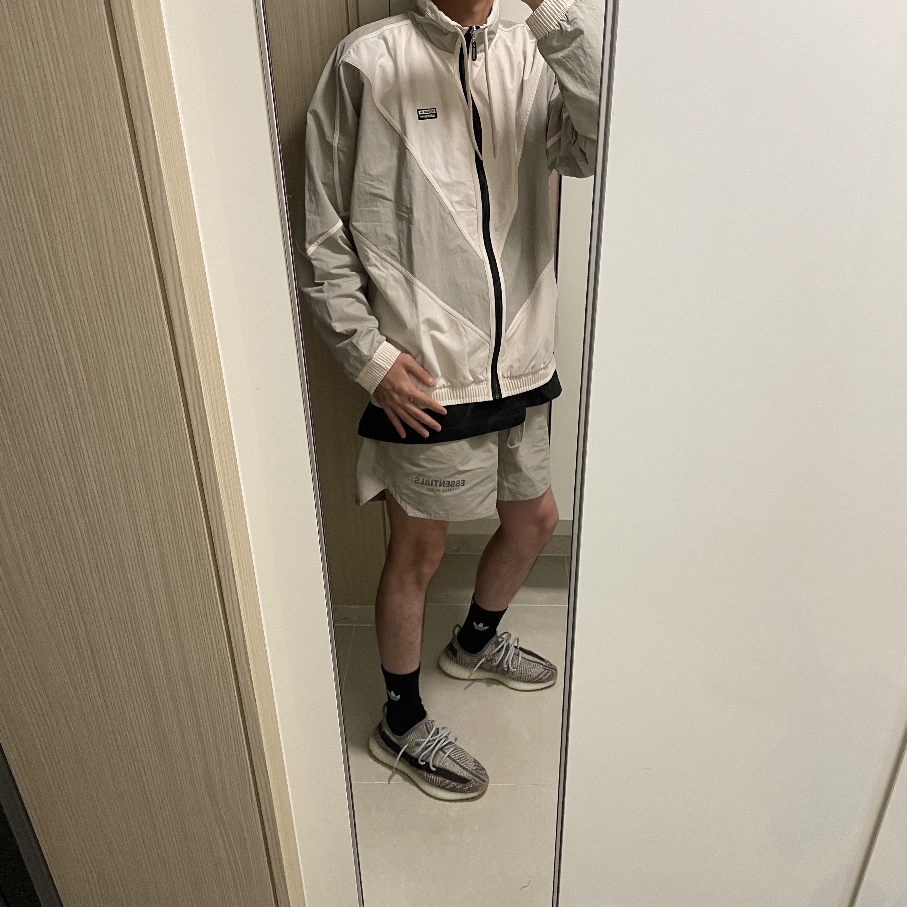 Essentials Volley Shorts Moss - 20SS, Adidas Yeezy Boost 350 V2 Zyon 착용 스타일