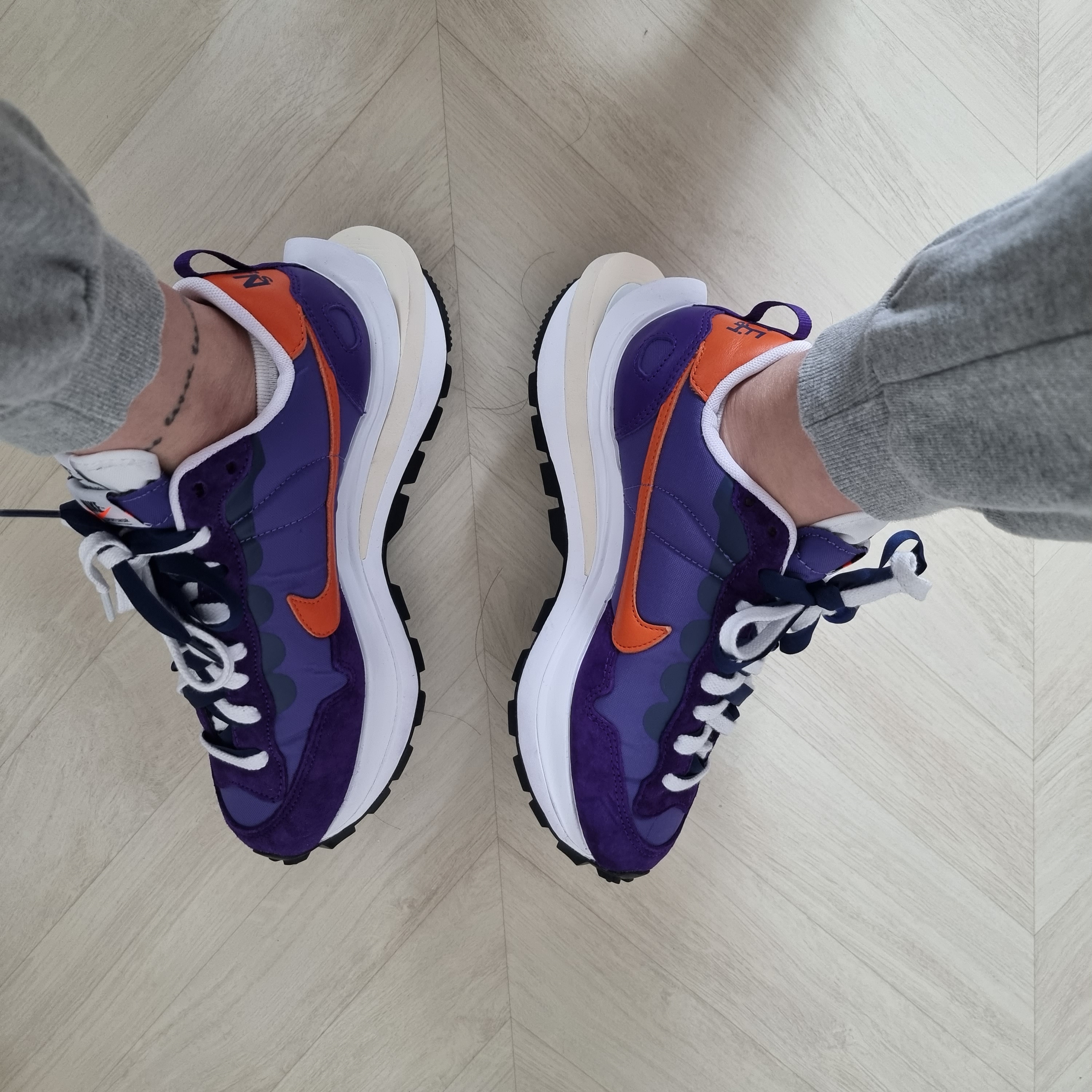 Nike x Sacai VaporWaffle Dark Iris 착용 스타일 - 2