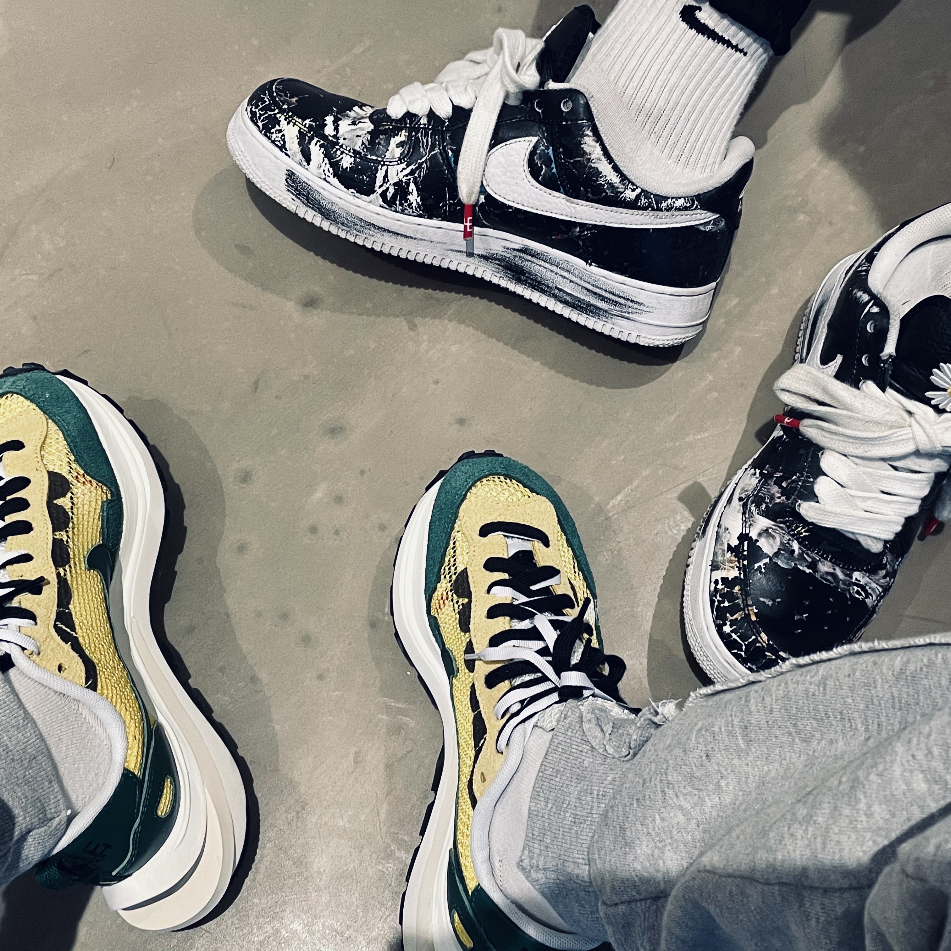 Nike x Sacai VaporWaffle Tour Yellow & Gorge Green Sail, Nike x Peaceminusone Air Force 1 Low Para-Noise 착용 스타일