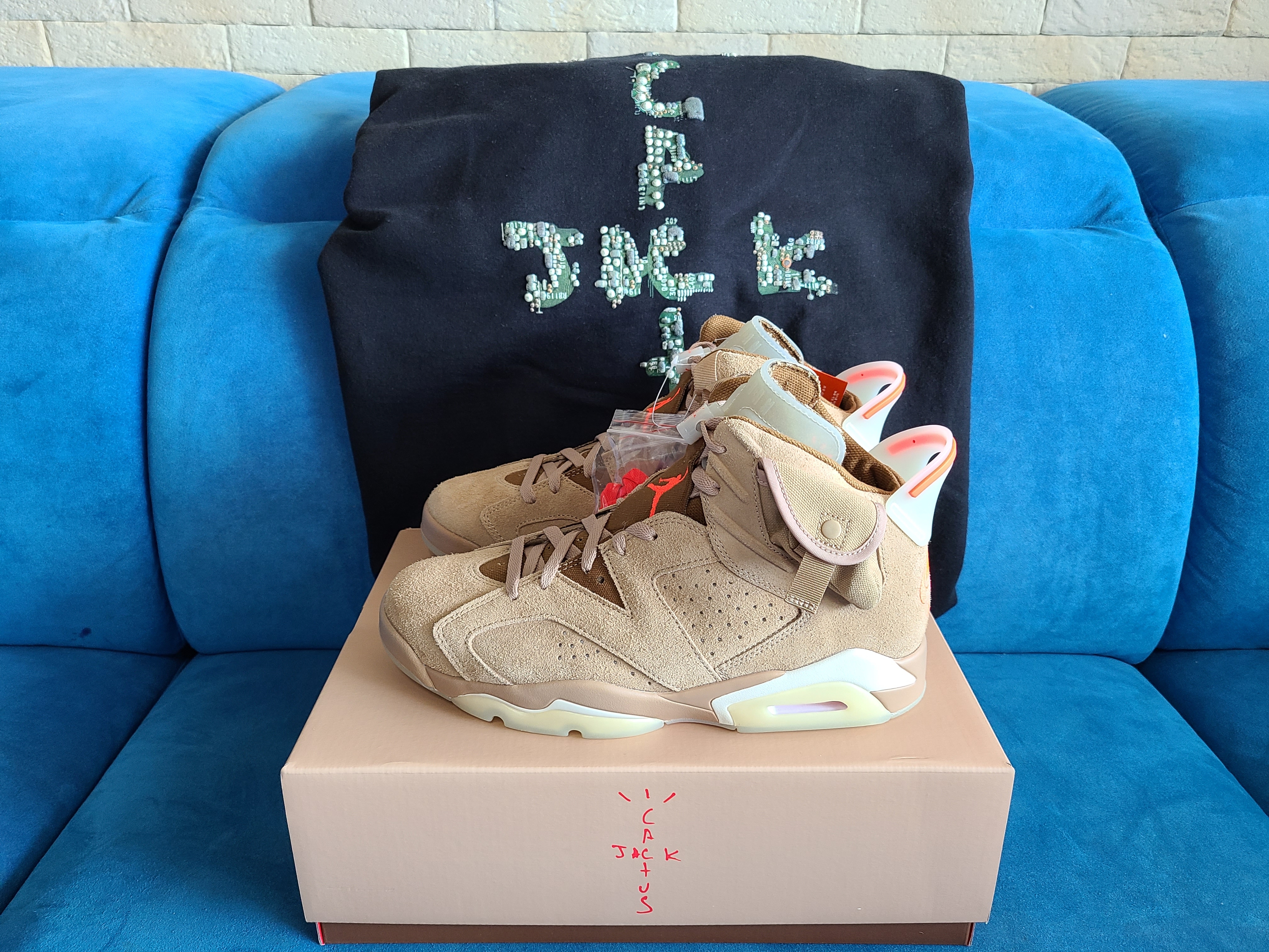 Jordan 6 x Travis Scott Retro SP British Khaki, Jordan 6 x Travis Scott Retro Olive 착용 스타일 - 1