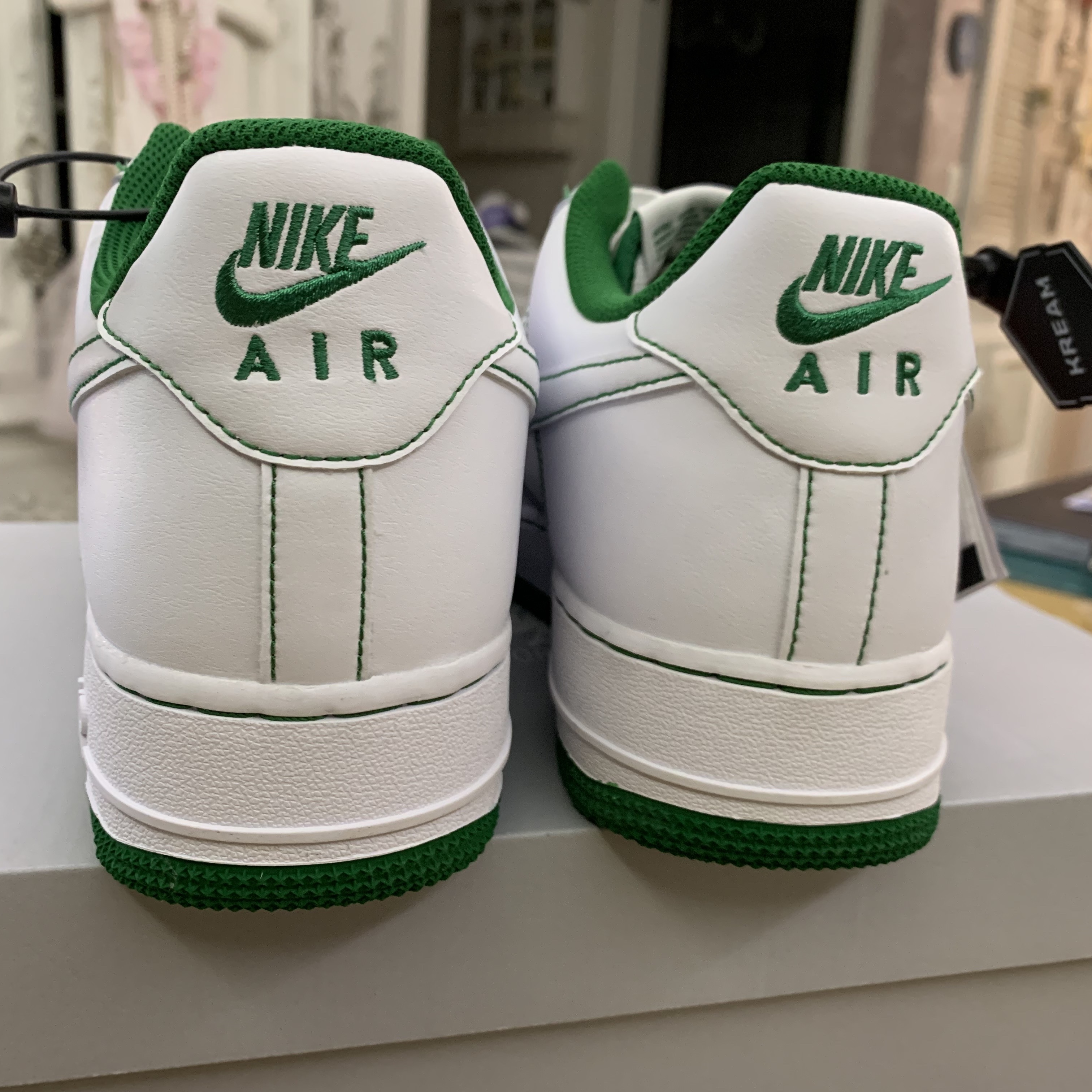 Nike Air Force 1 '07 Stitch Pine Green 착용 스타일 - 2