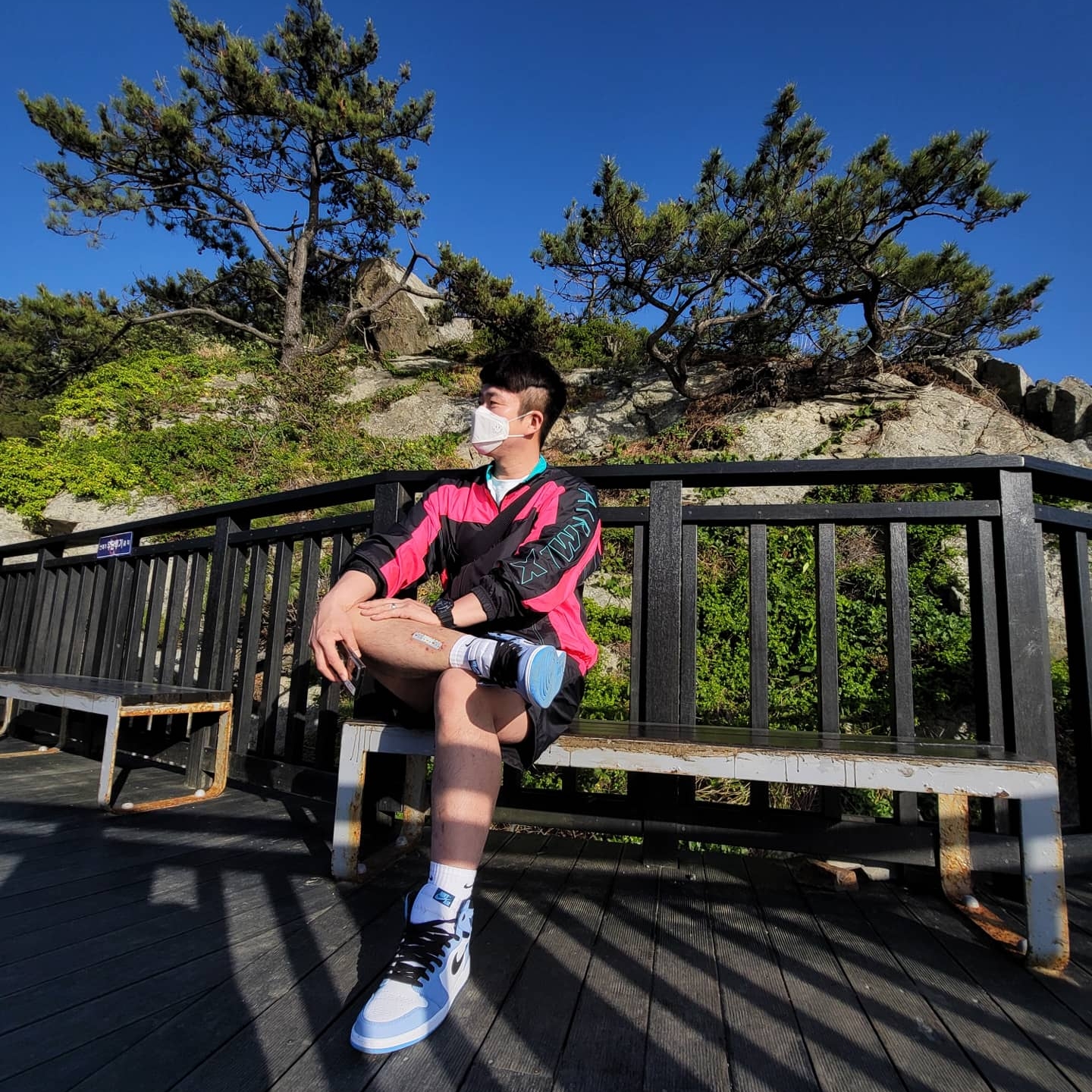 Jordan 1 Retro High OG University Blue, Nike x Atmos NRG Vintage PTHWK Track Jacket Black 착용 스타일