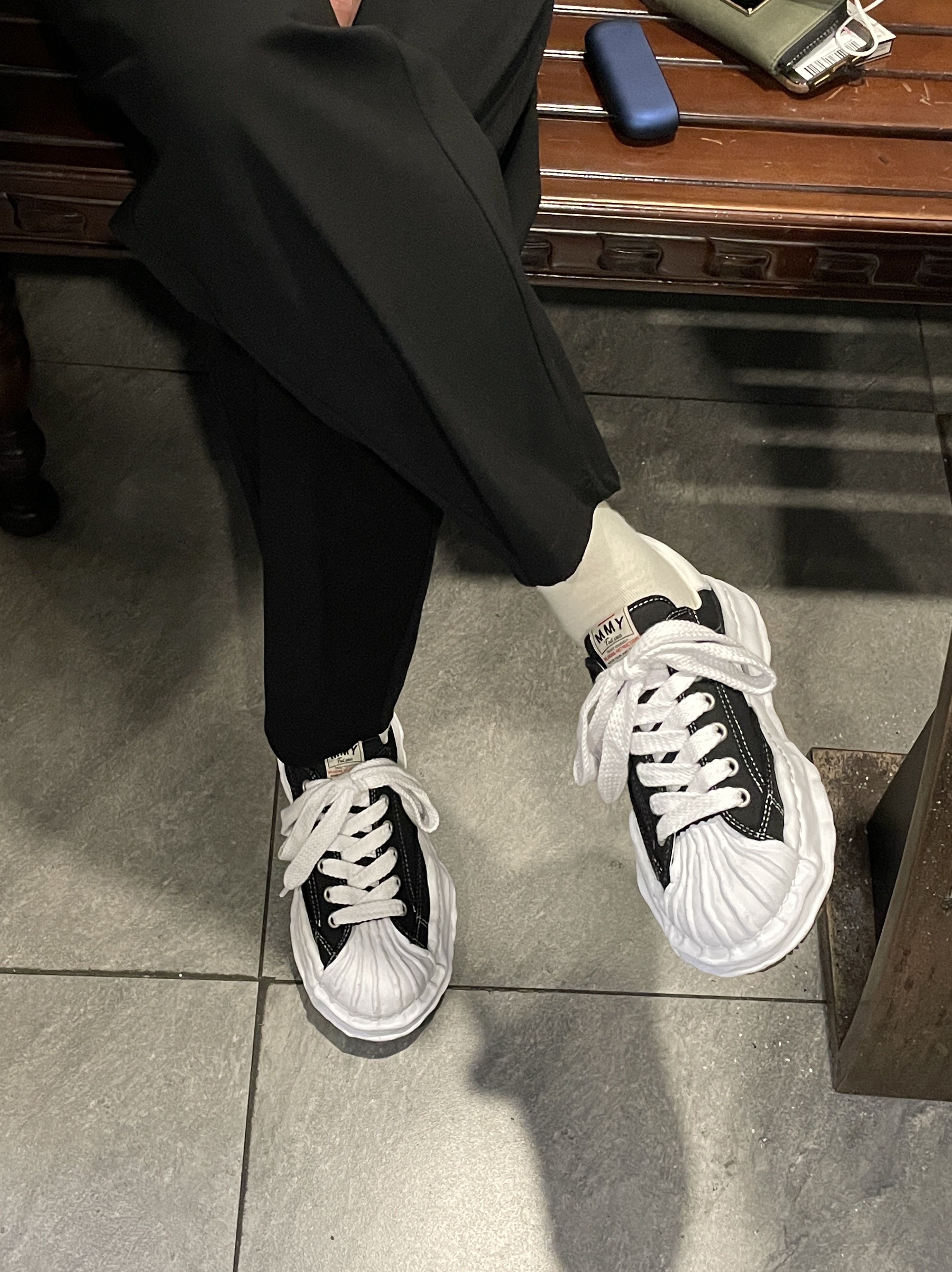 Maison Mihara Yasuhiro Blakey OG Sole Canvas Low-top Sneakers Black, Jordan 1 Retro High OG Black Mocha 착용 스타일 - 3
