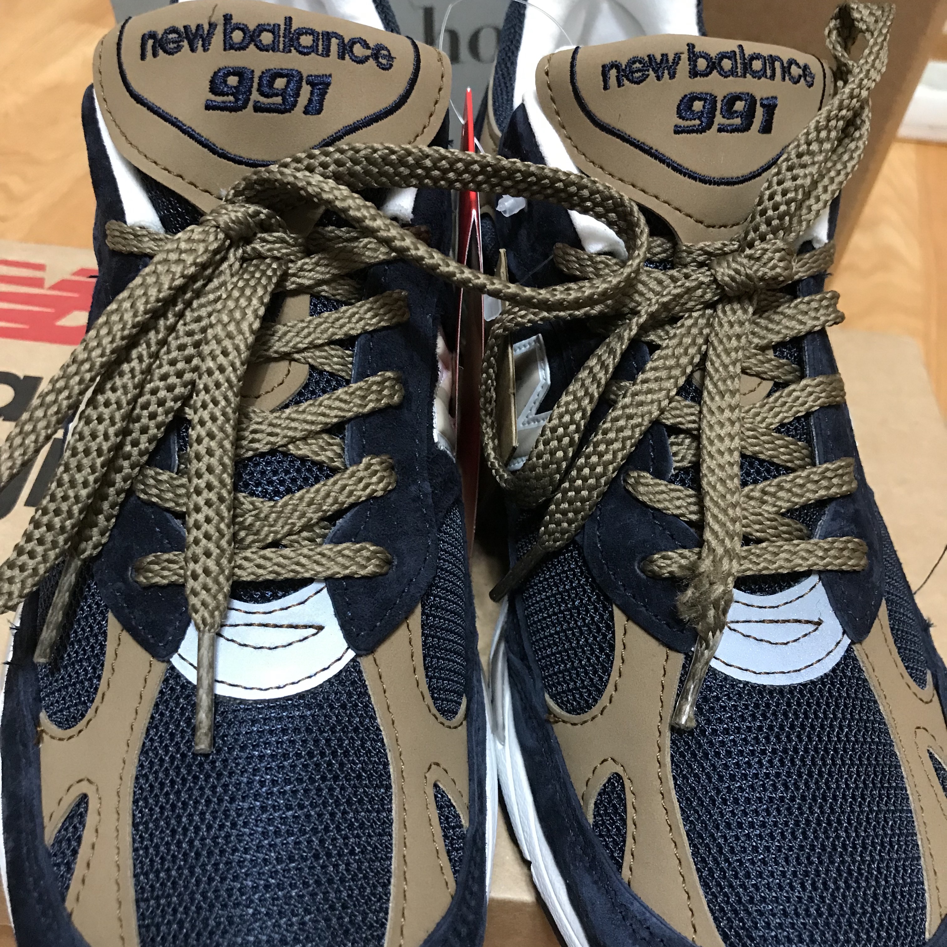 New Balance 991 Made in UK Navy Tan 착용 스타일 - 2