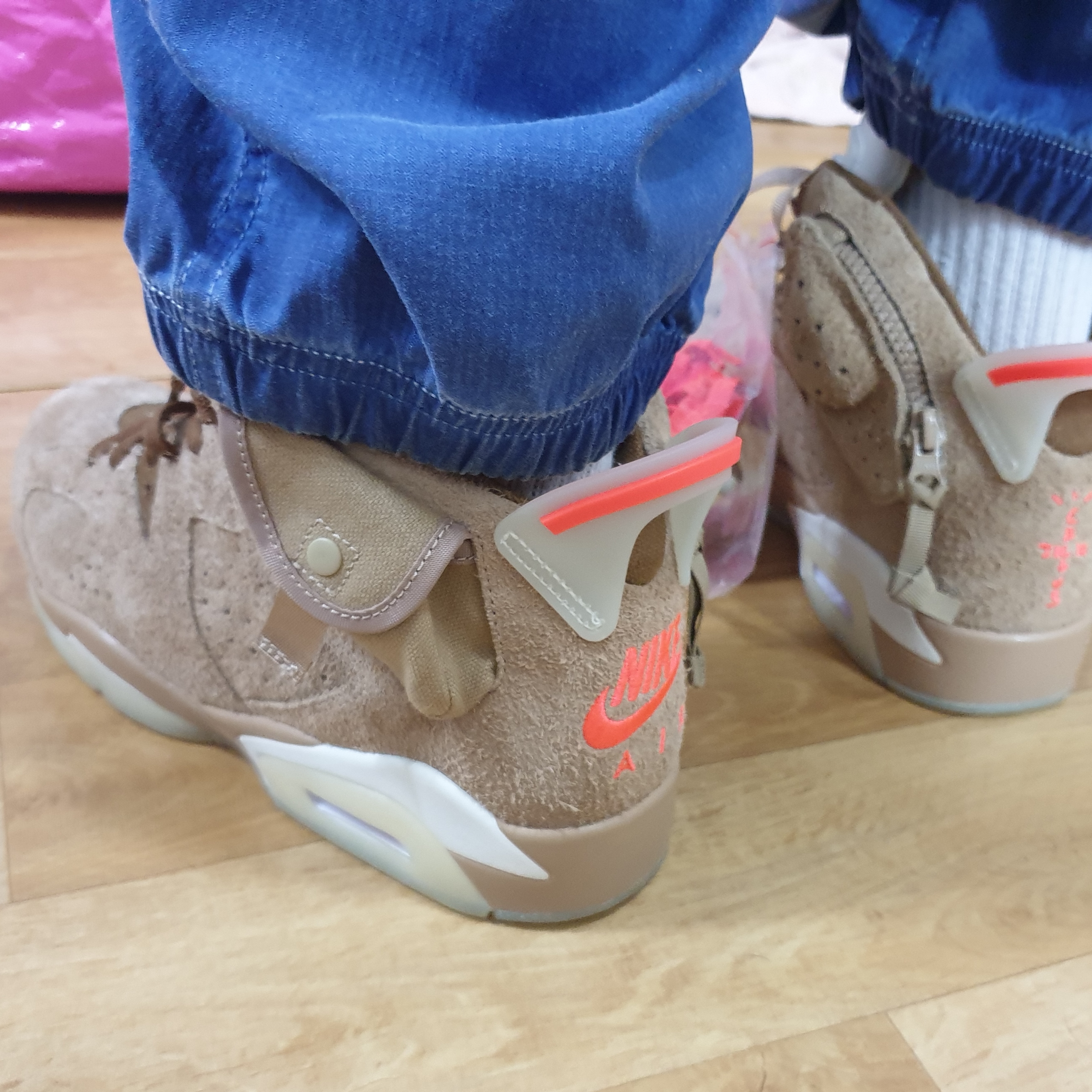 Jordan 6 x Travis Scott Retro SP British Khaki 착용 스타일 - 1