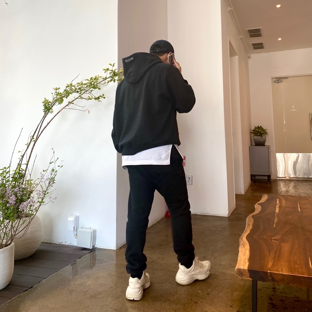 Gucci Rhyton Leather Sneakers Distressed Ivory, Essentials 3D Silicon Applique Pullover Hoodie Dark Slate/Black 2020 착용 스타일