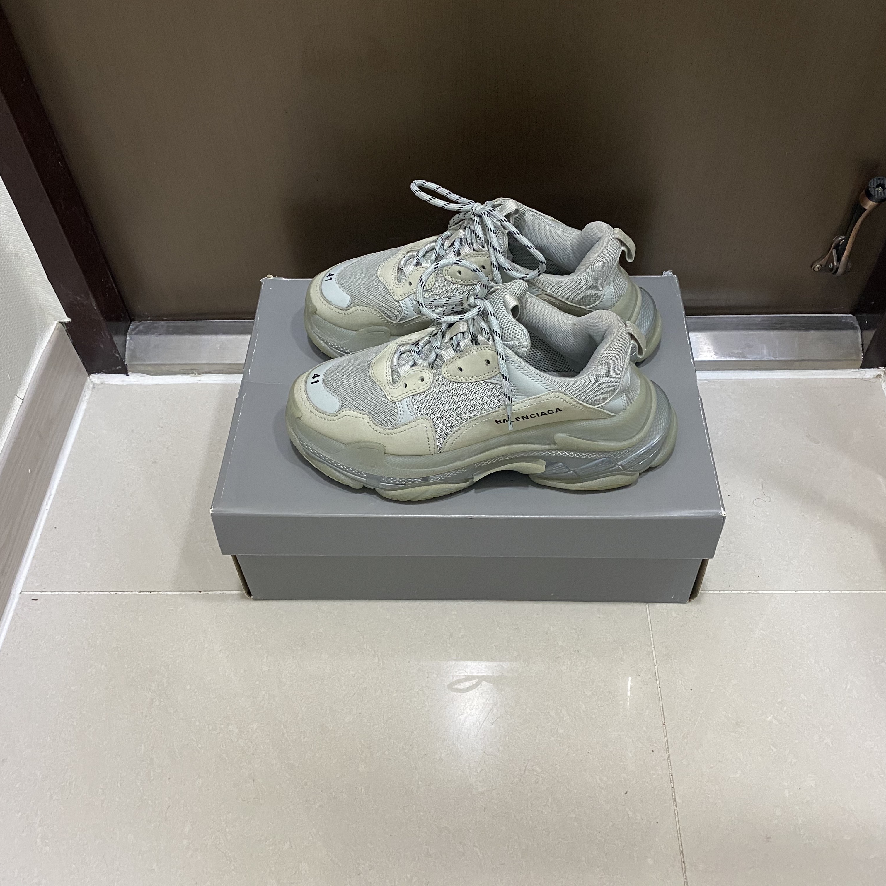 Balenciaga Triple S Clear Sole Grey 2018 착용 스타일