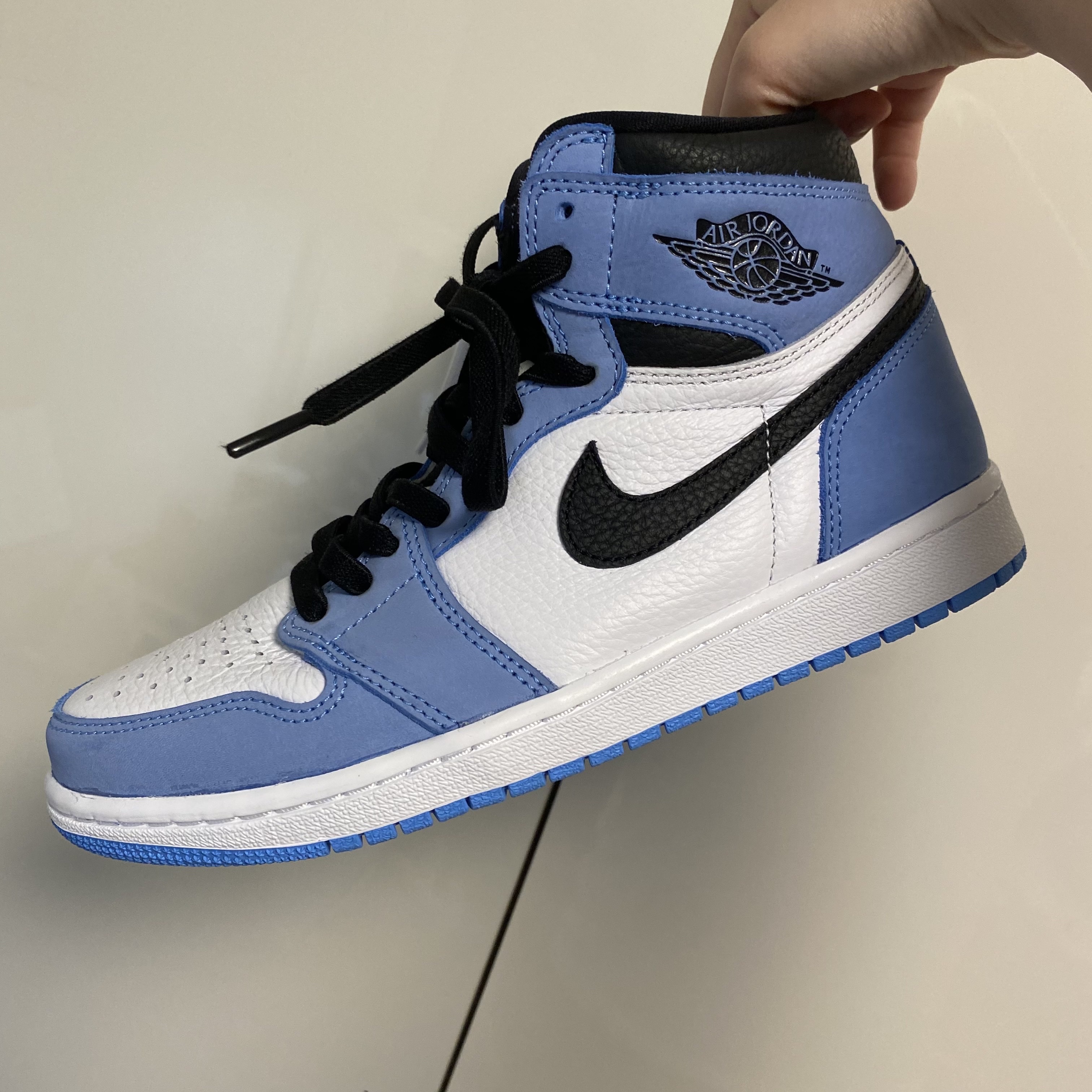 Jordan 1 Retro High OG University Blue 착용 스타일 - 1