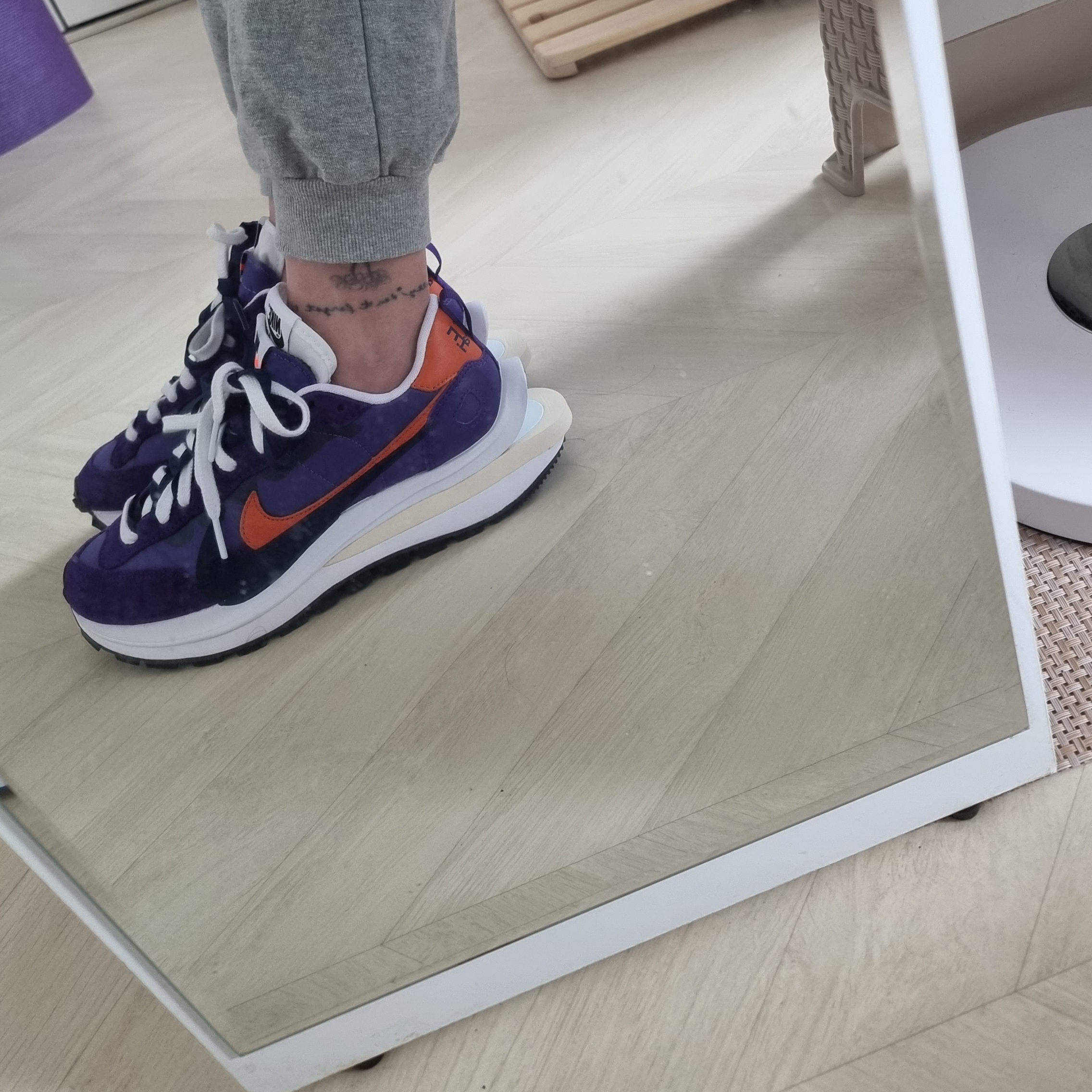 Nike x Sacai VaporWaffle Dark Iris 착용 스타일 - 3