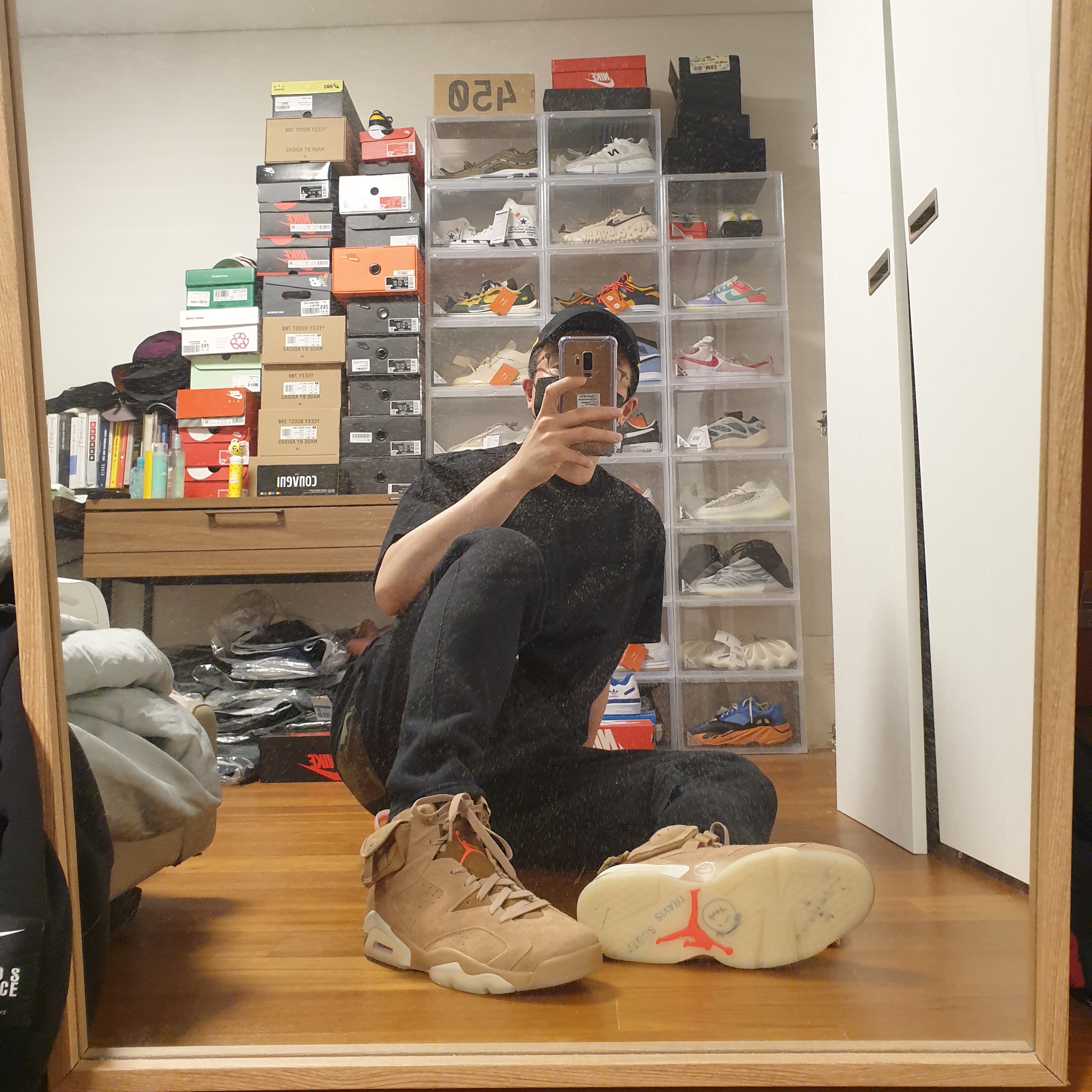 Jordan 6 x Travis Scott Retro SP British Khaki, Nike x Travis Scott NRG AG Utility Sweatpants Black 착용 스타일 - 3