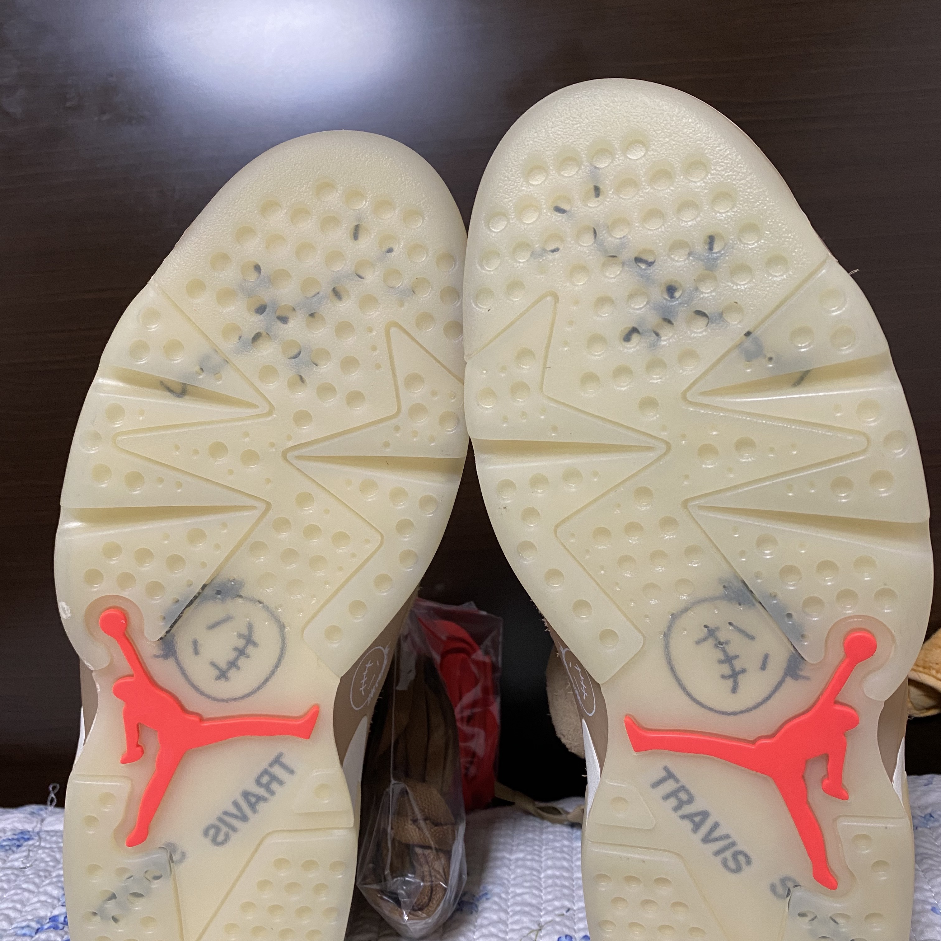 Jordan 6 x Travis Scott Retro SP British Khaki 착용 스타일 - 5