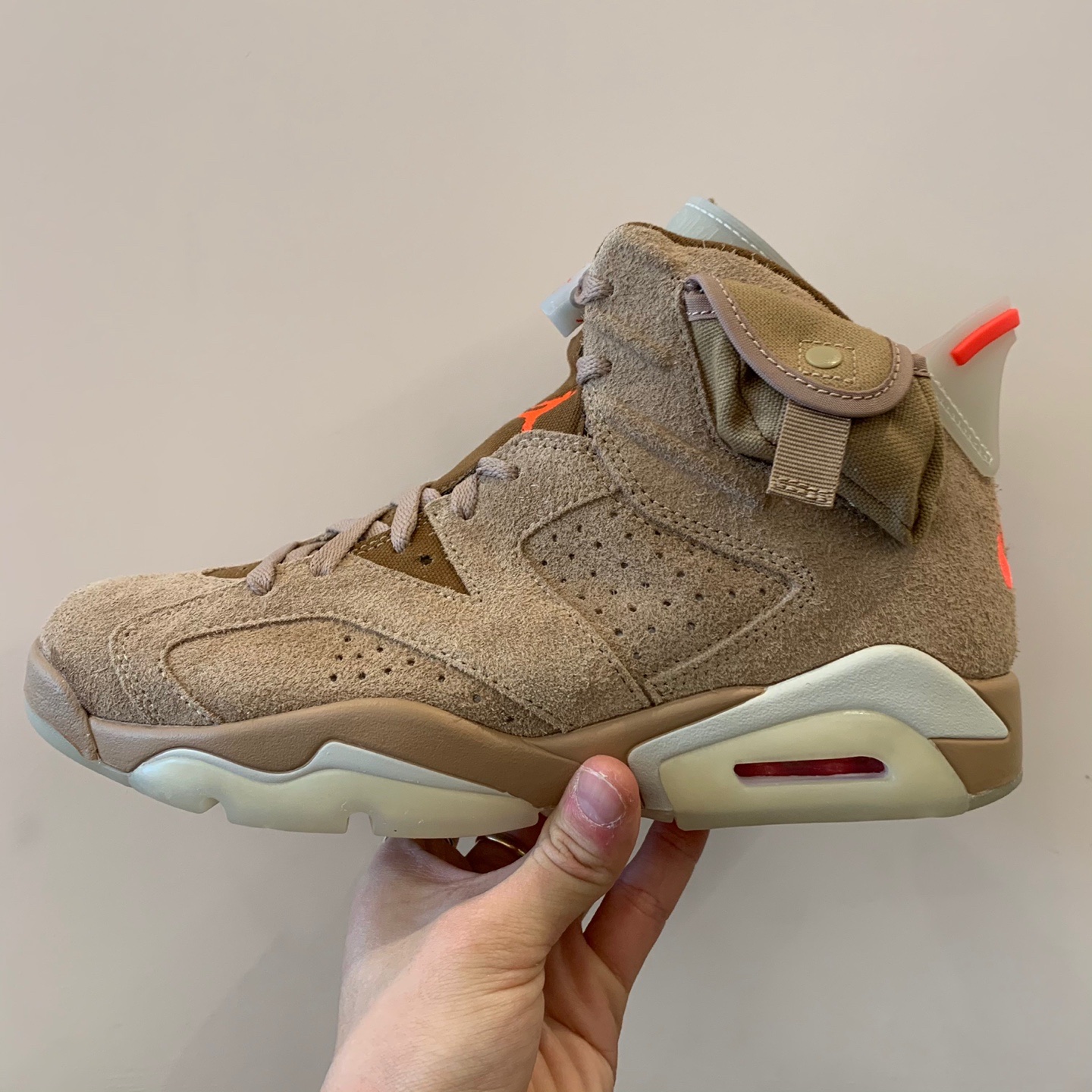 Jordan 6 x Travis Scott Retro SP British Khaki 착용 스타일