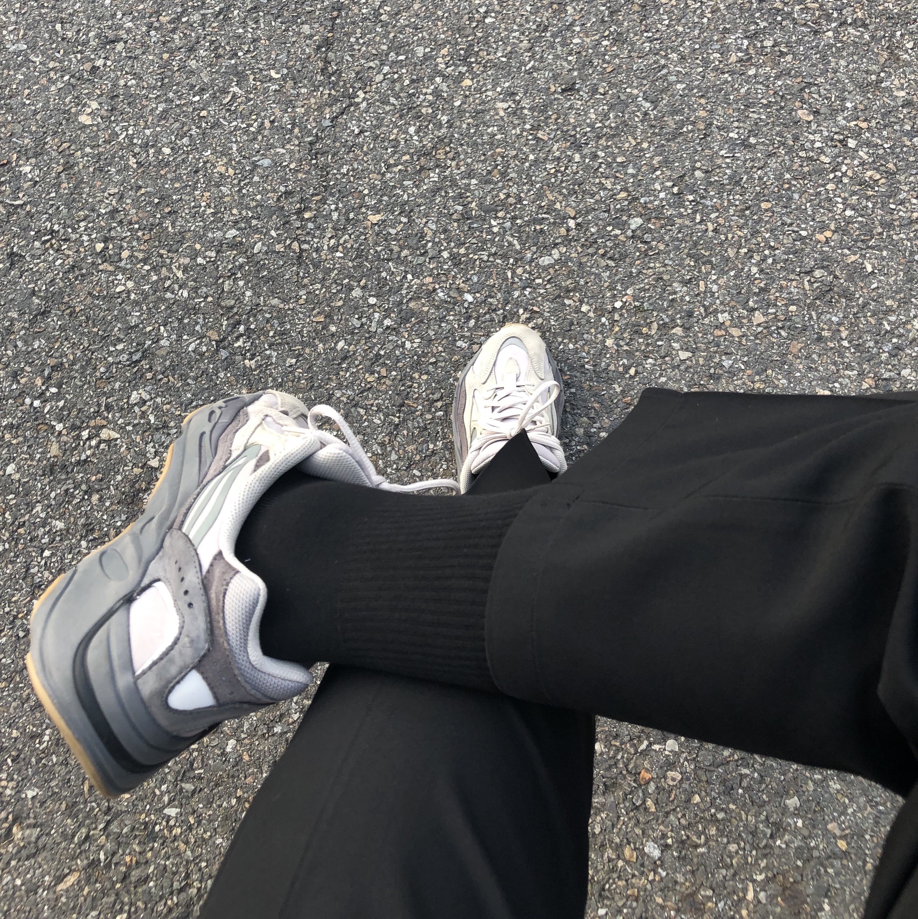 Adidas Yeezy Boost 700 V2 Tephra 착용 스타일 - 2
