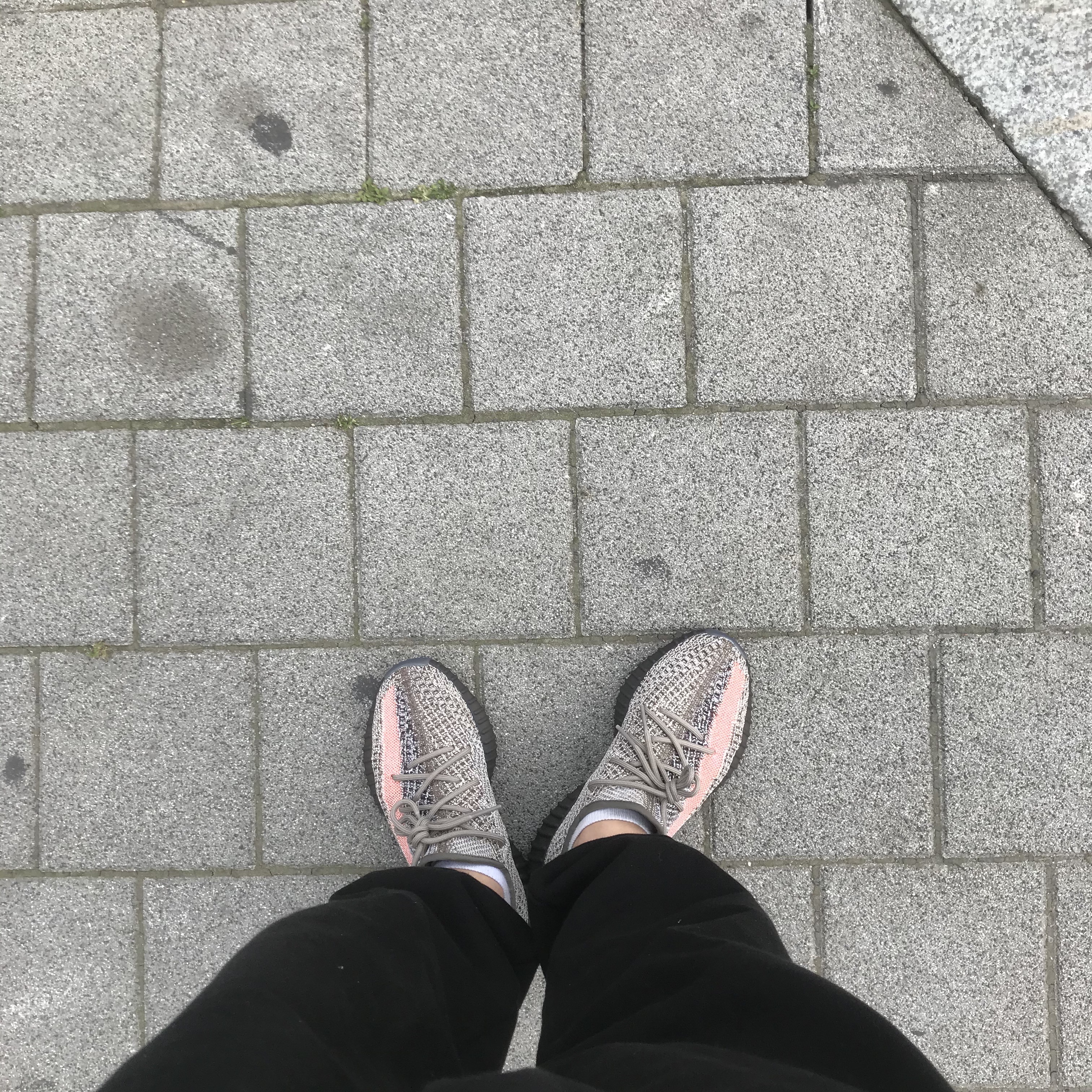 Adidas Yeezy Boost 350 V2 Ash Stone 착용 스타일