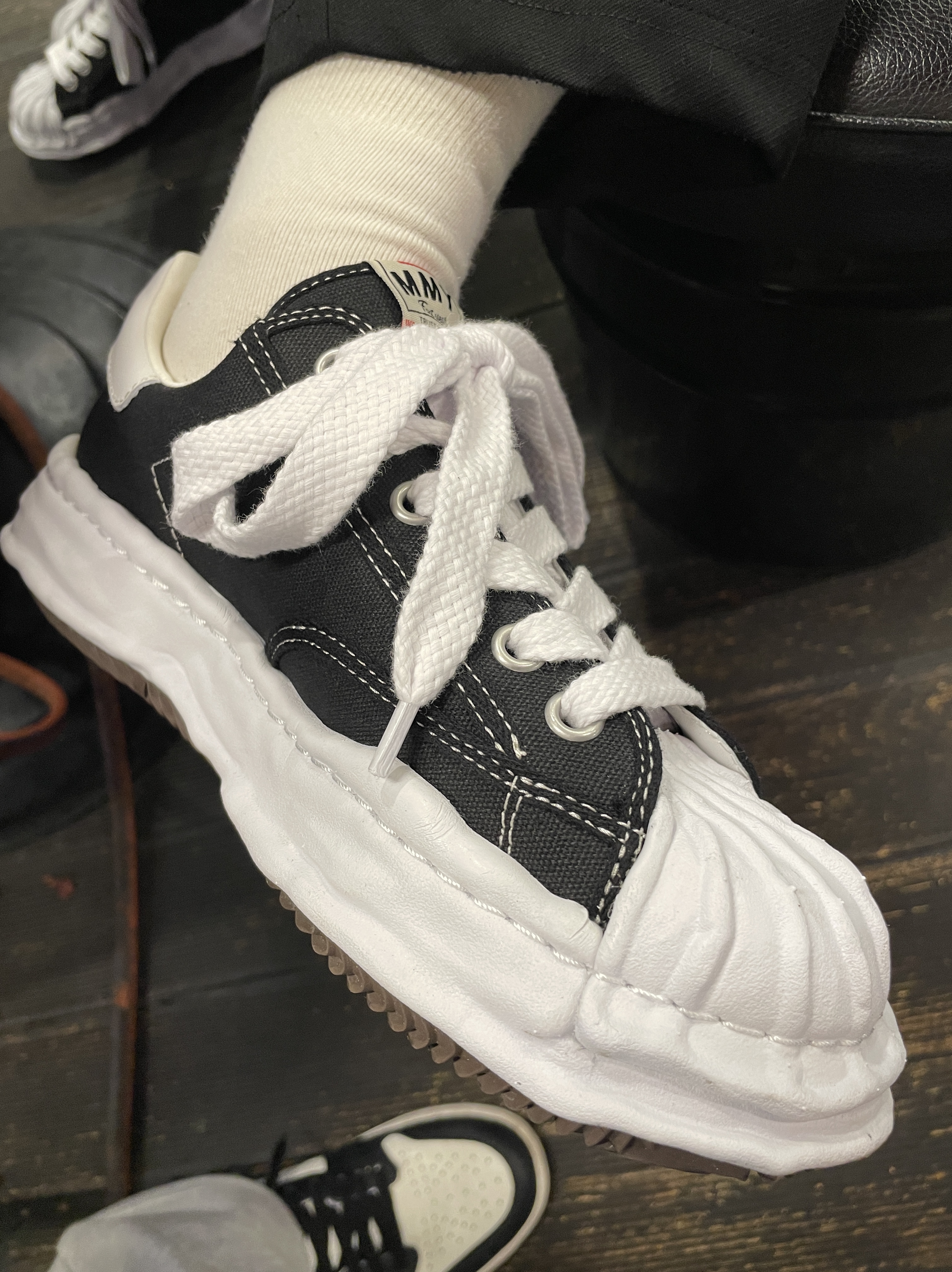 Maison Mihara Yasuhiro Blakey OG Sole Canvas Low-top Sneakers Black, Jordan 1 Retro High OG Black Mocha 착용 스타일 - 4