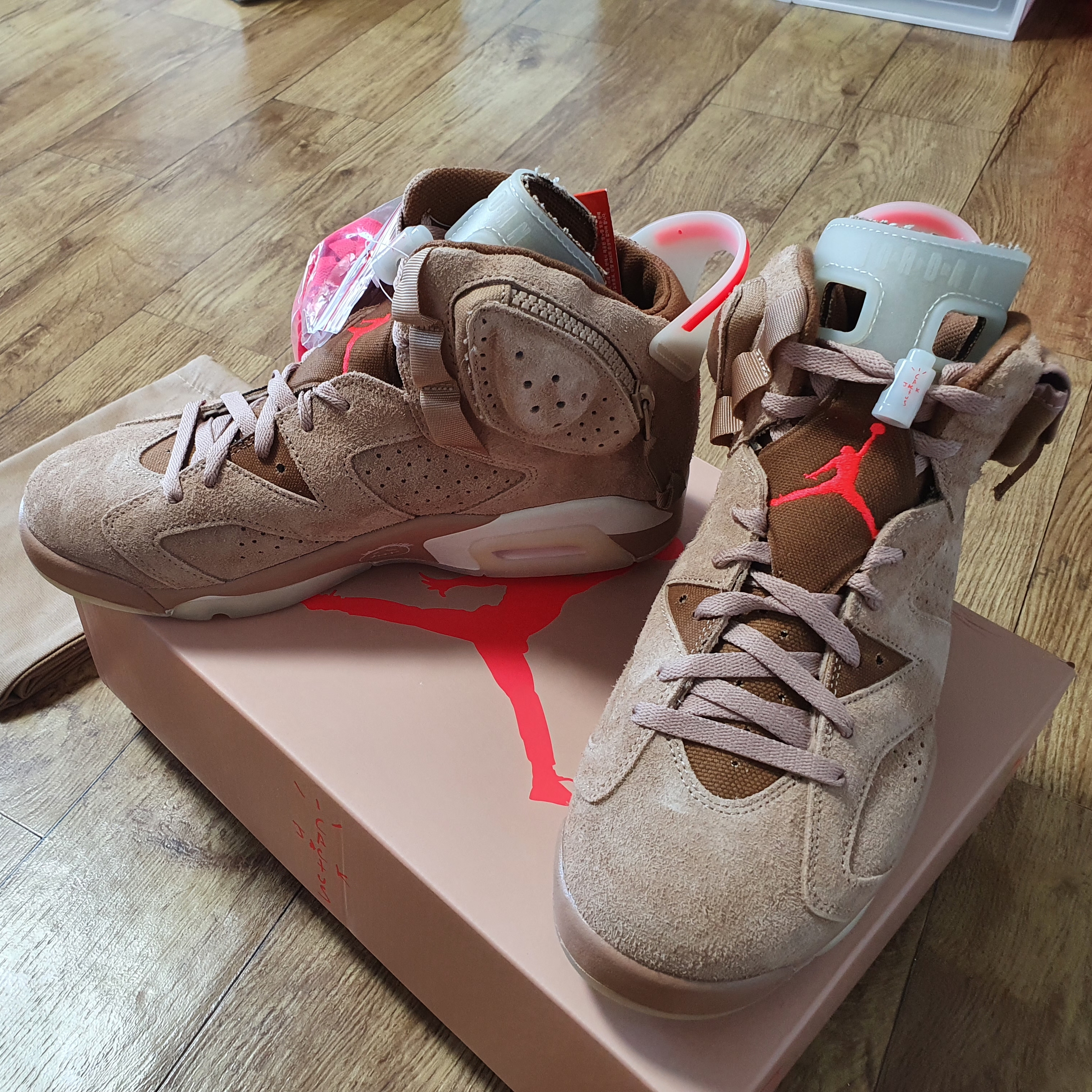 Jordan 6 x Travis Scott Retro SP British Khaki 착용 스타일