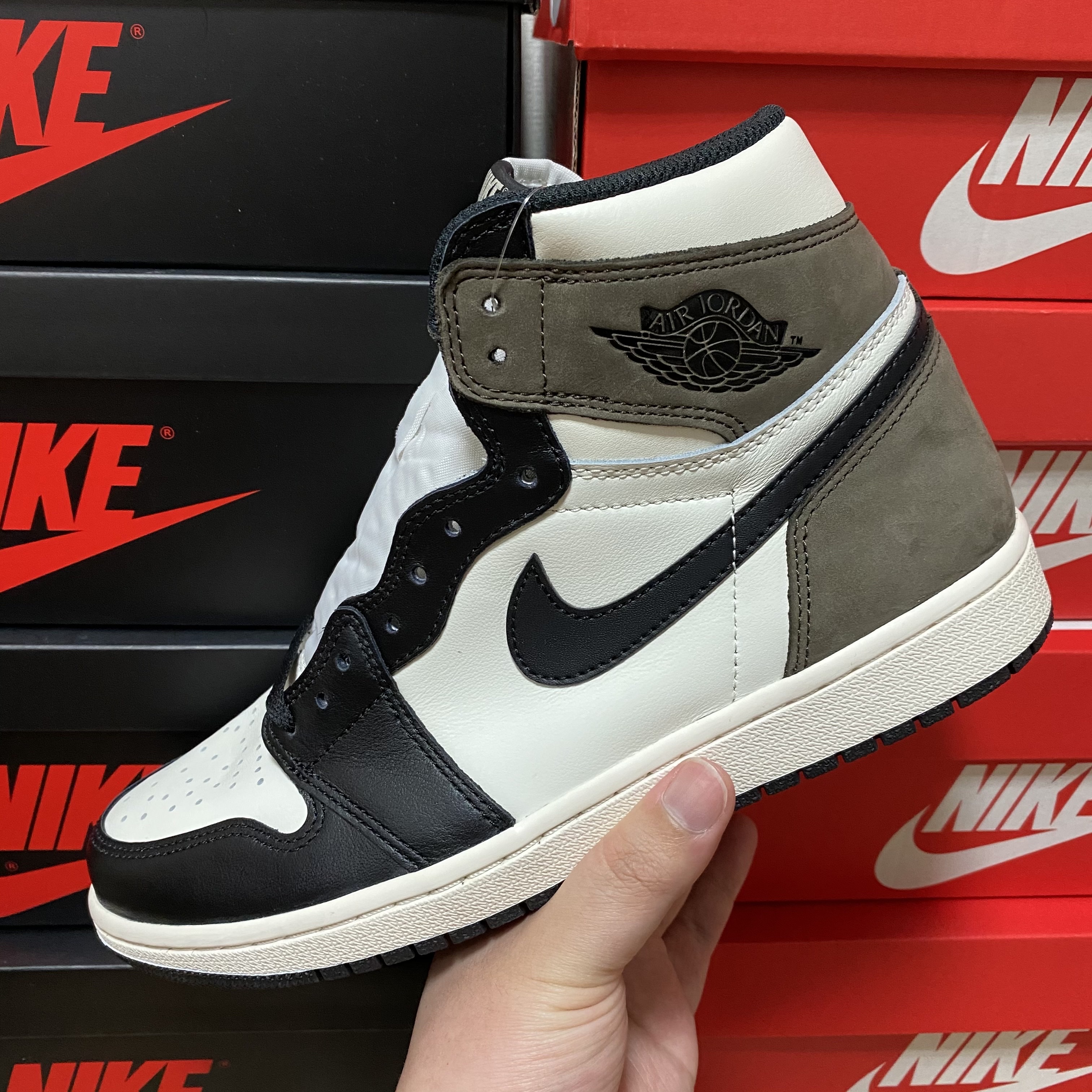 Jordan 1 Retro High OG Black Mocha 착용 스타일