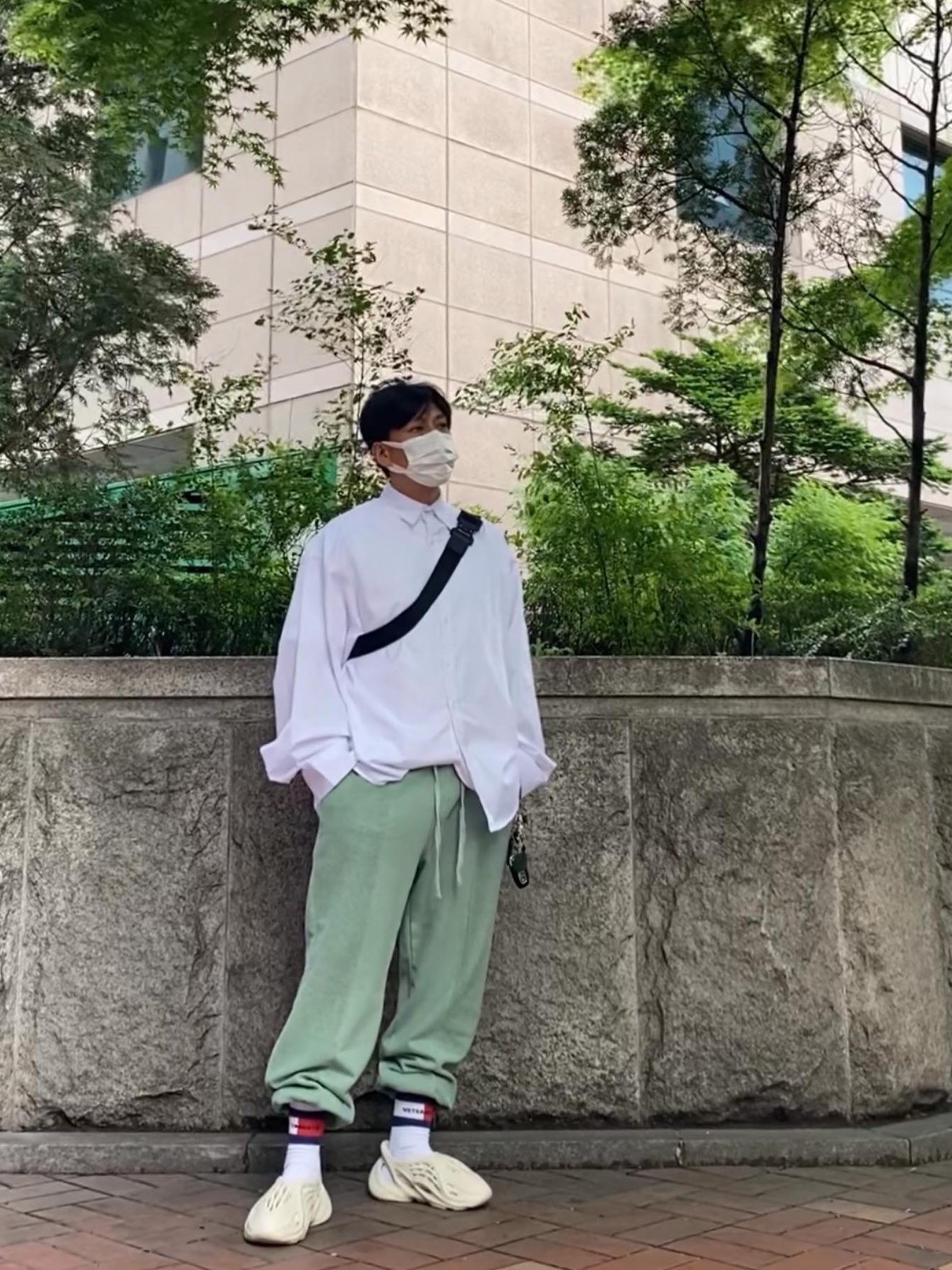 Adidas Yeezy Foam RNNR Sand 착용 스타일