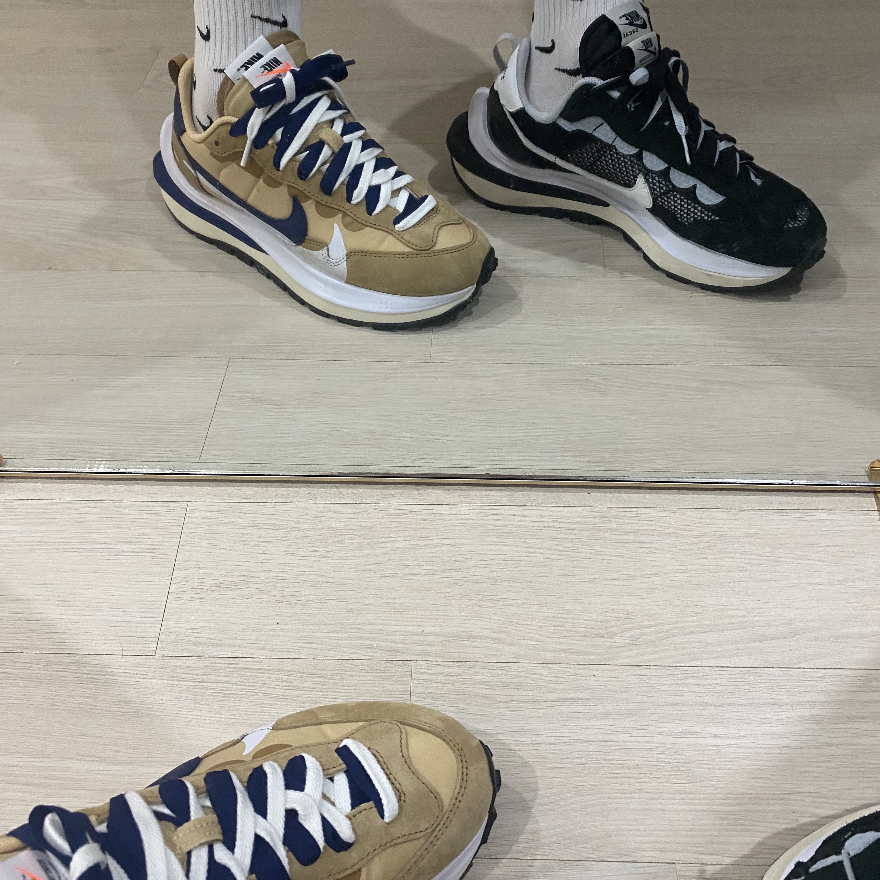 Nike x Sacai VaporWaffle Black White, Nike x Sacai VaporWaffle Sesame and Blue Void 착용 스타일 - 1