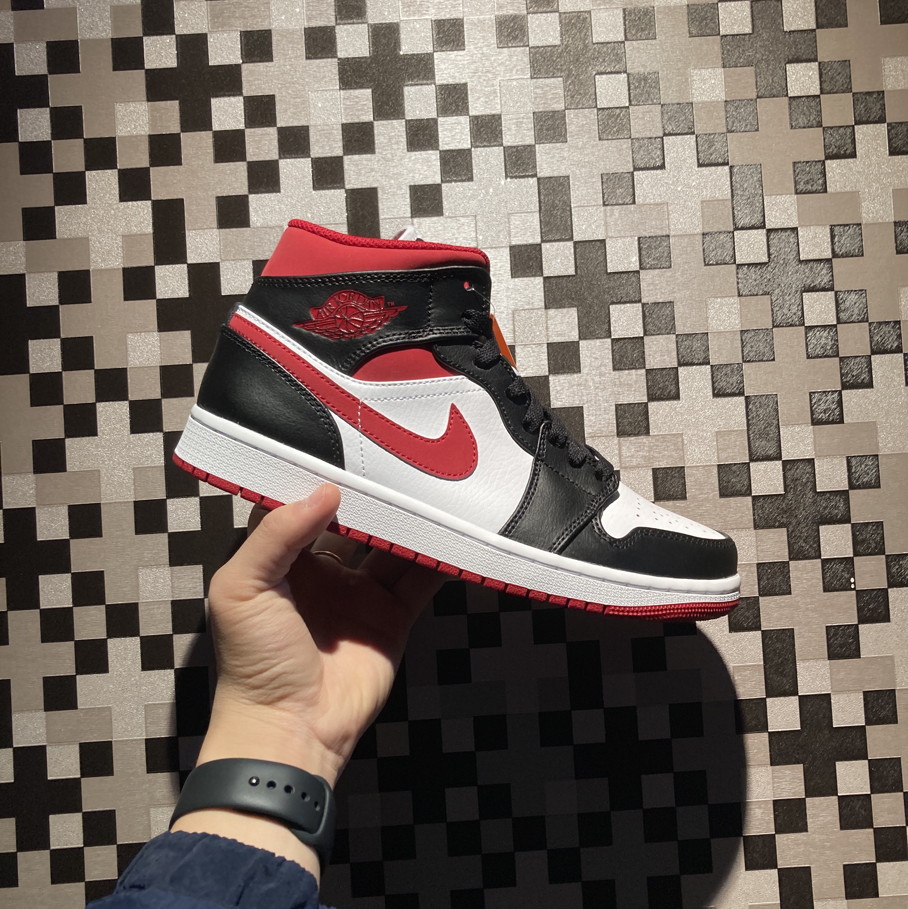 Jordan 1 Mid Gym Red Black White 착용 스타일