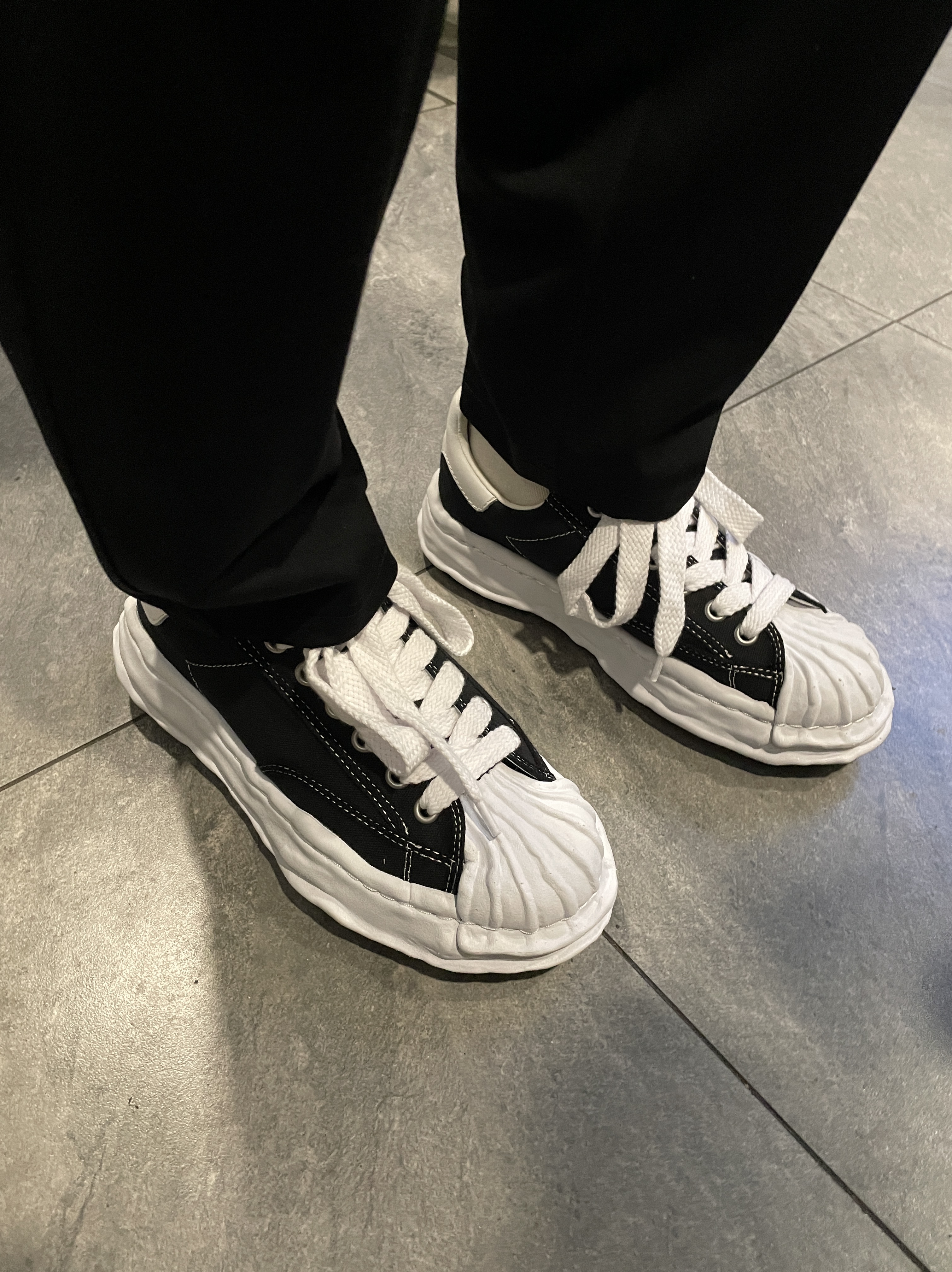 Maison Mihara Yasuhiro Blakey OG Sole Canvas Low-top Sneakers Black, Jordan 1 Retro High OG Black Mocha 착용 스타일 - 1