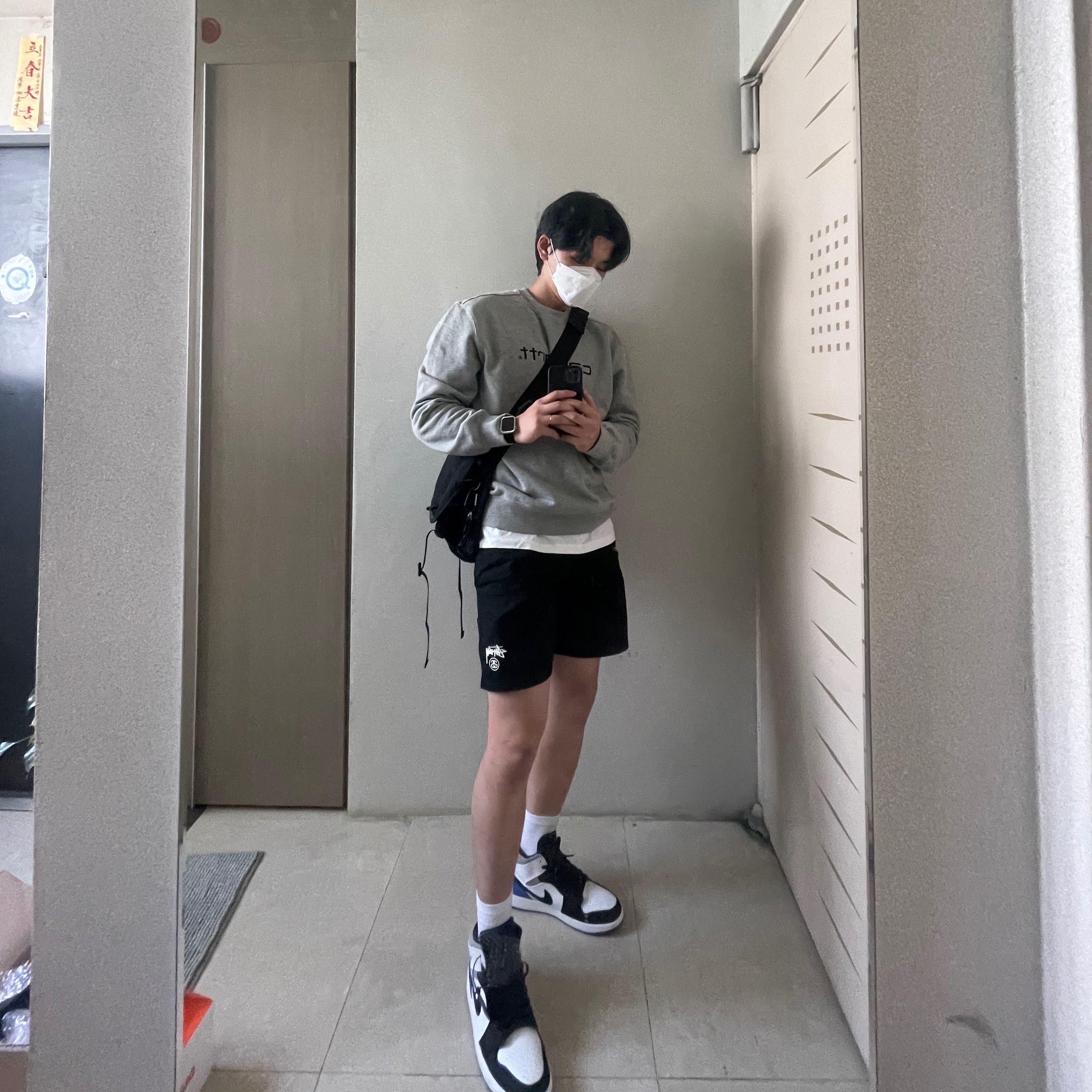 Jordan 1 Mid SE Hyper Royal 착용 스타일
